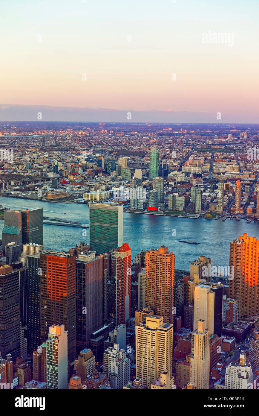 Vue aérienne sur le centre de Manhattan et Long Island City, New York City, USA. Avec les toits de gratte-ciel. East River. Banque D'Images