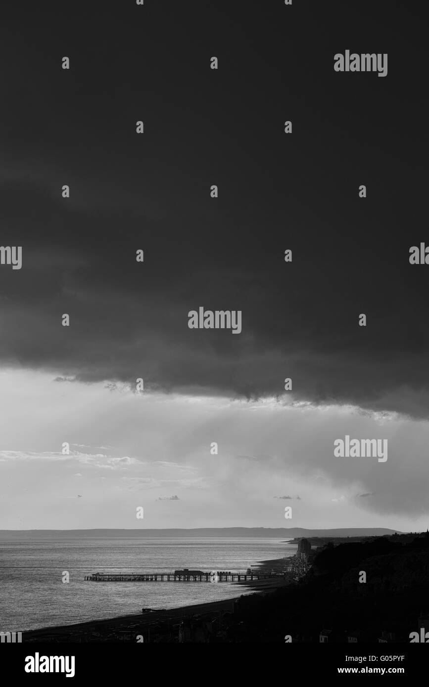 Nuages de pluie sur la réouverture de l'Hastings pier. East Sussex. L'Angleterre. UK. L'Europe Banque D'Images