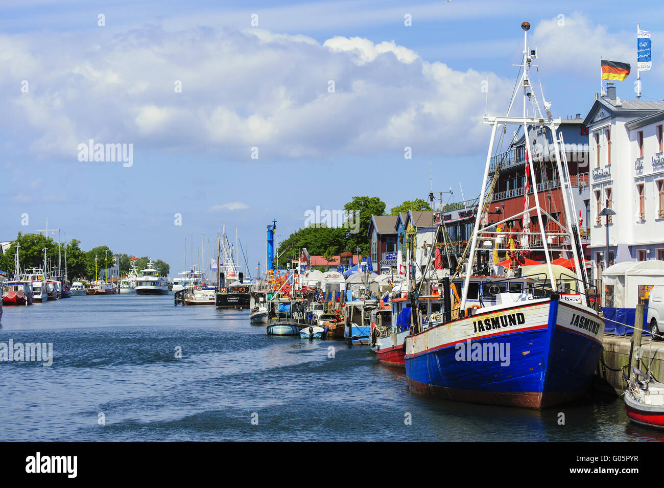 Rive est de la rivière, dans la vieille ville Warnemünde Banque D'Images