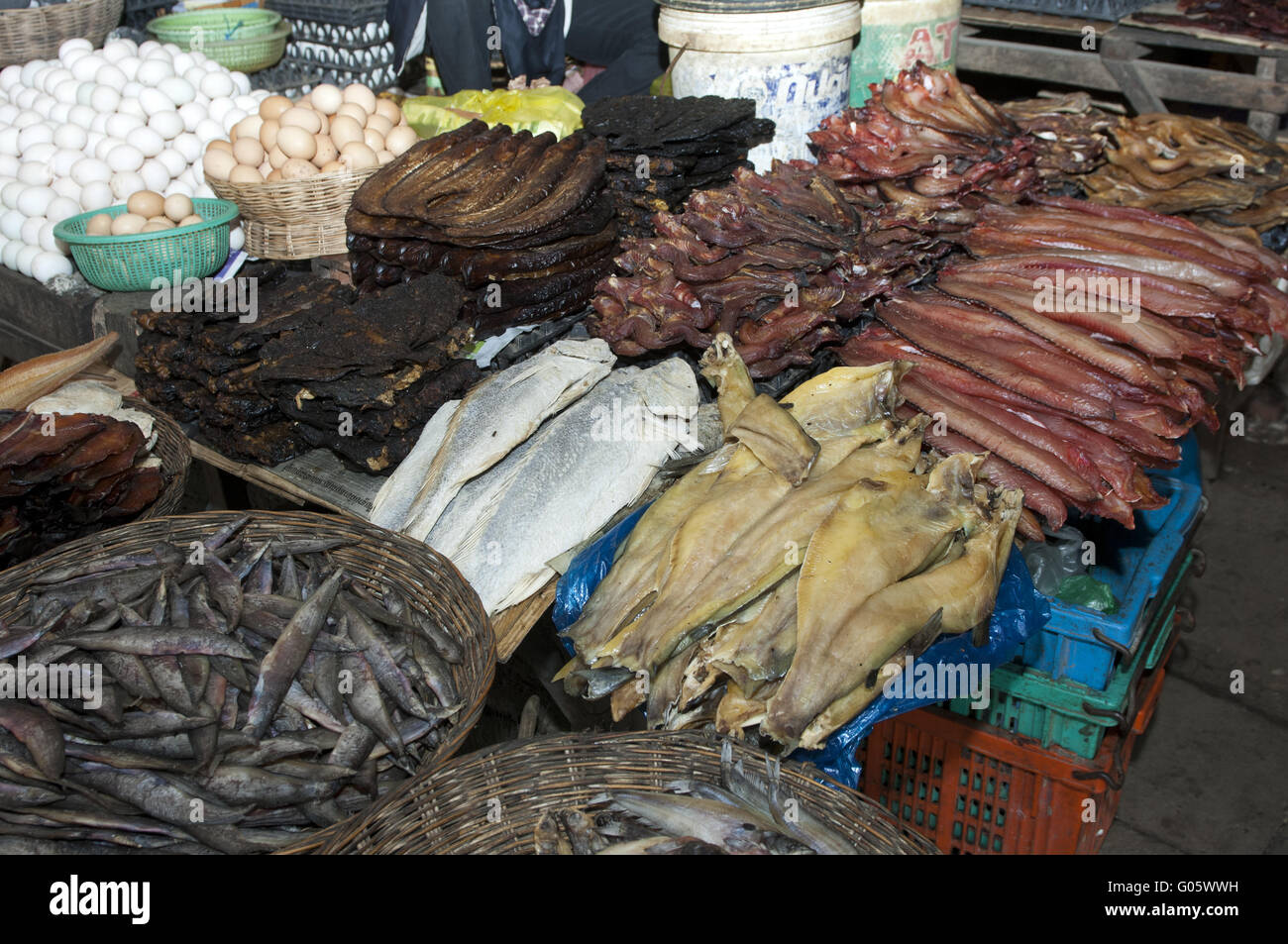 Le poisson séché et les œufs au marché local, Battambang Banque D'Images
