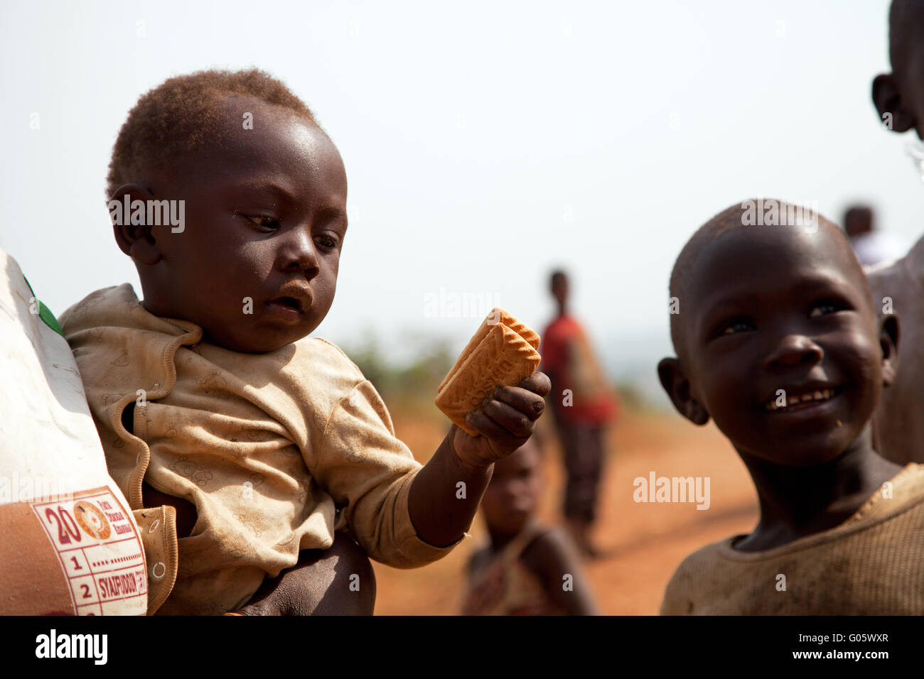 Photographie par © Jamie Callister. Les enfants de l'Ouganda, le parc national de Kibale, en Ouganda, en Afrique centrale, le 26 février 2016 Banque D'Images