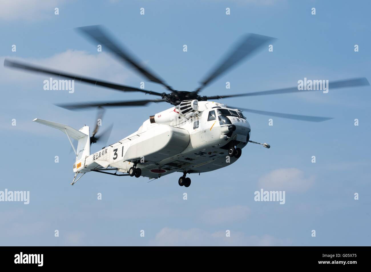 La Force d'autodéfense maritime japonais H-53 approches hélicoptère de se poser sur le pont de l'USS John C. Stennis comme ils en commun la mer des Philippines lors d'une patrouille le 29 mars 2016 dans l'ouest du Pacifique. Banque D'Images