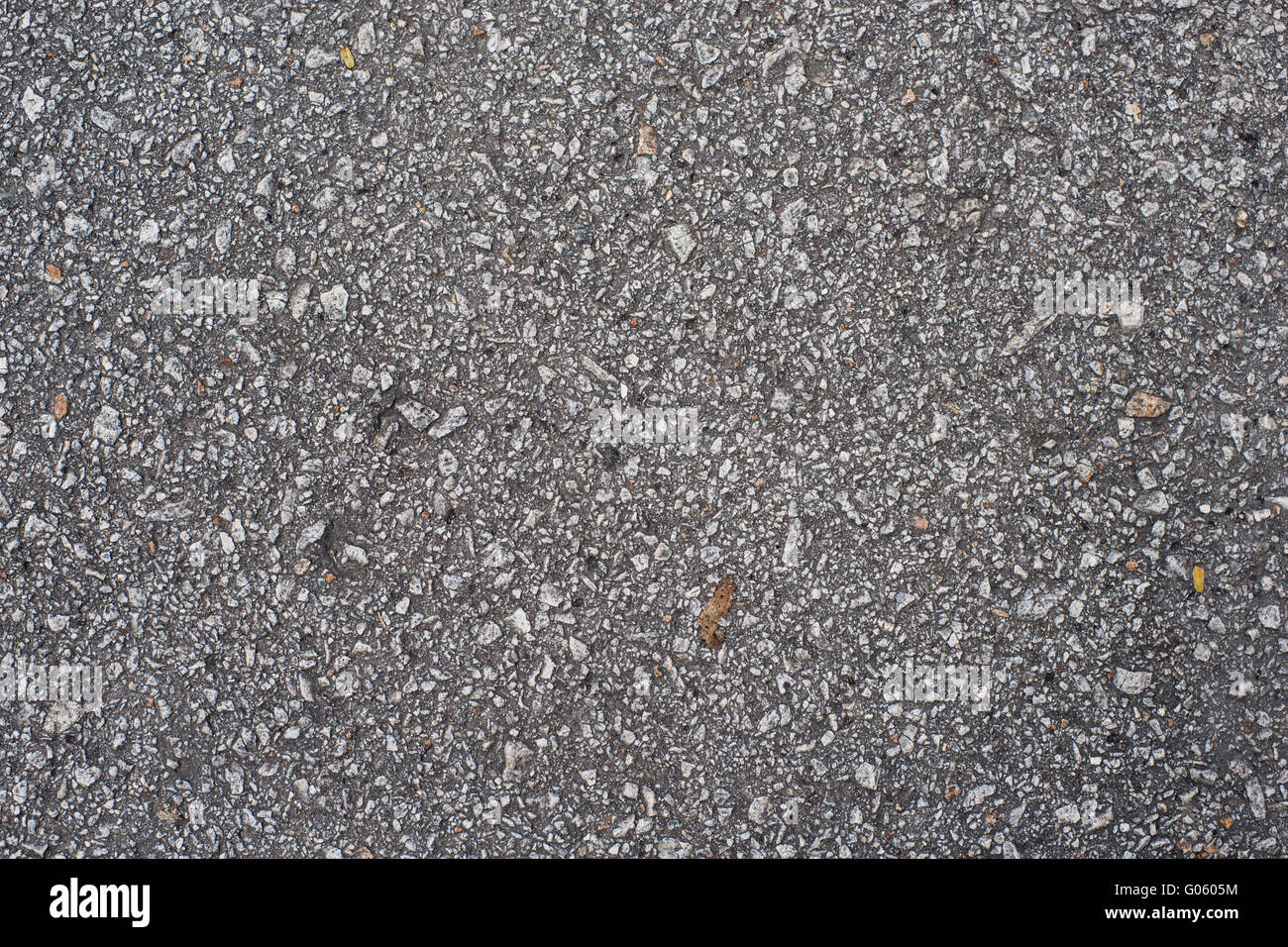 Vieille route asphaltée avec de grandes pierres de grains. Banque D'Images