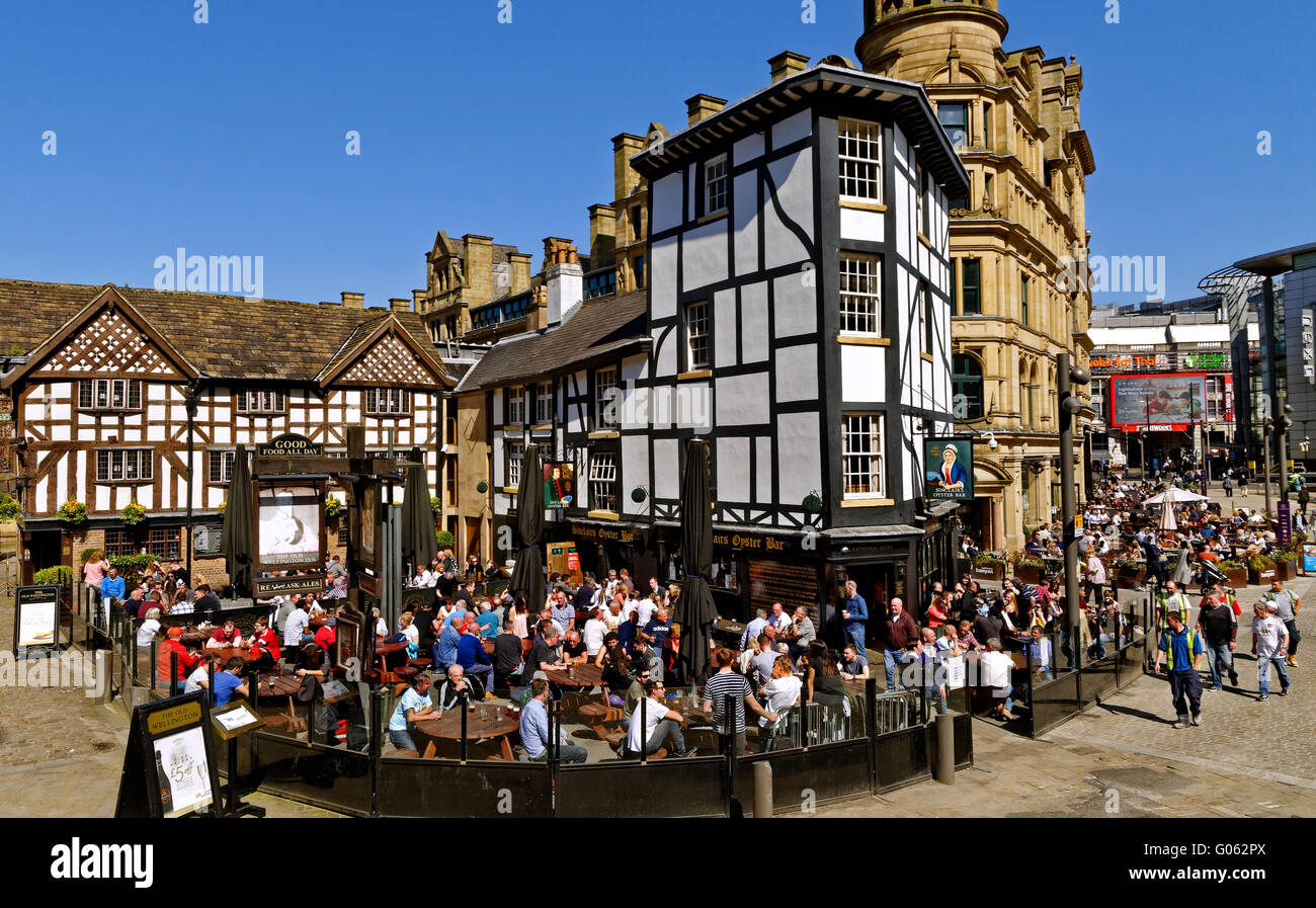 L'ancienne auberge de Wellington et Sinclairs Oyster Bar, populairement connu comme "la pagaille" dans Exchange Square Manchester, Angleterre Banque D'Images