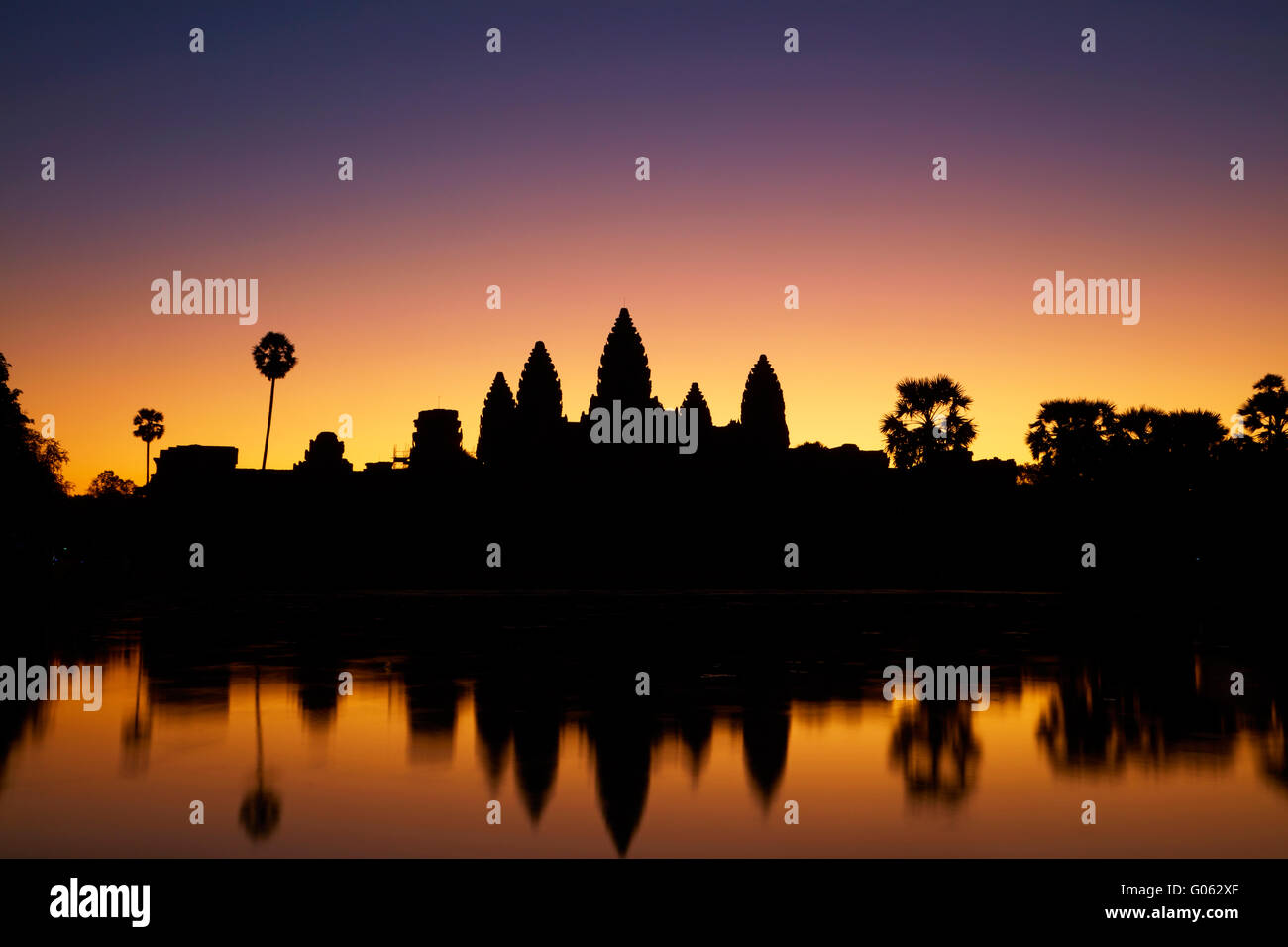 L'aube sur Angkor Wat, site classé au Patrimoine Mondial de l'Angkor, Siem Reap, Cambodge Banque D'Images
