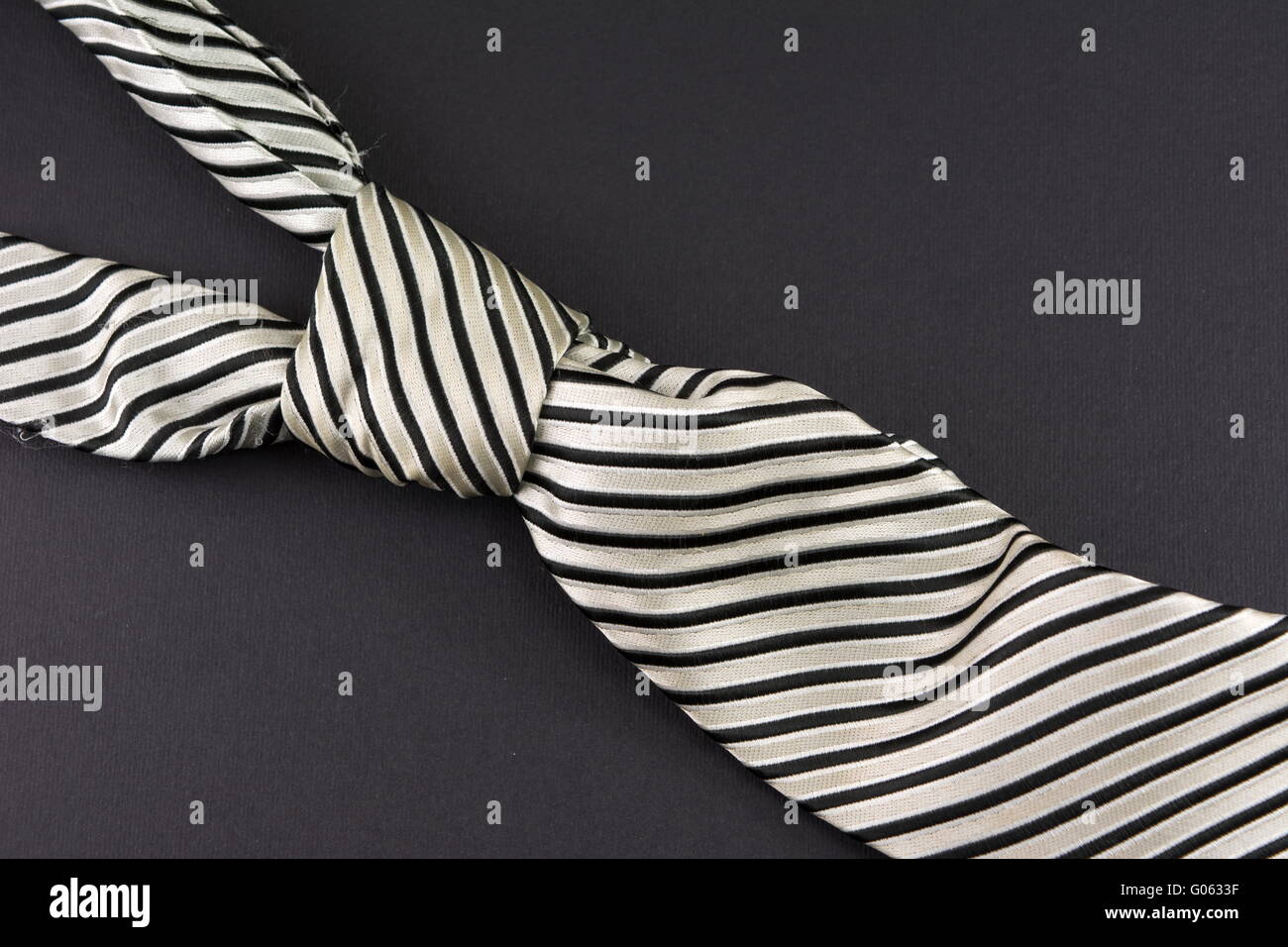 Cravate rayée sur fond noir. Résumé de la mode Banque D'Images