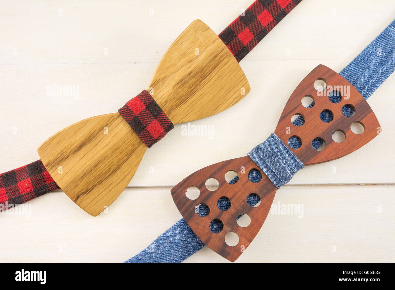Des noeuds papillon en bois sur une table en bois Banque D'Images
