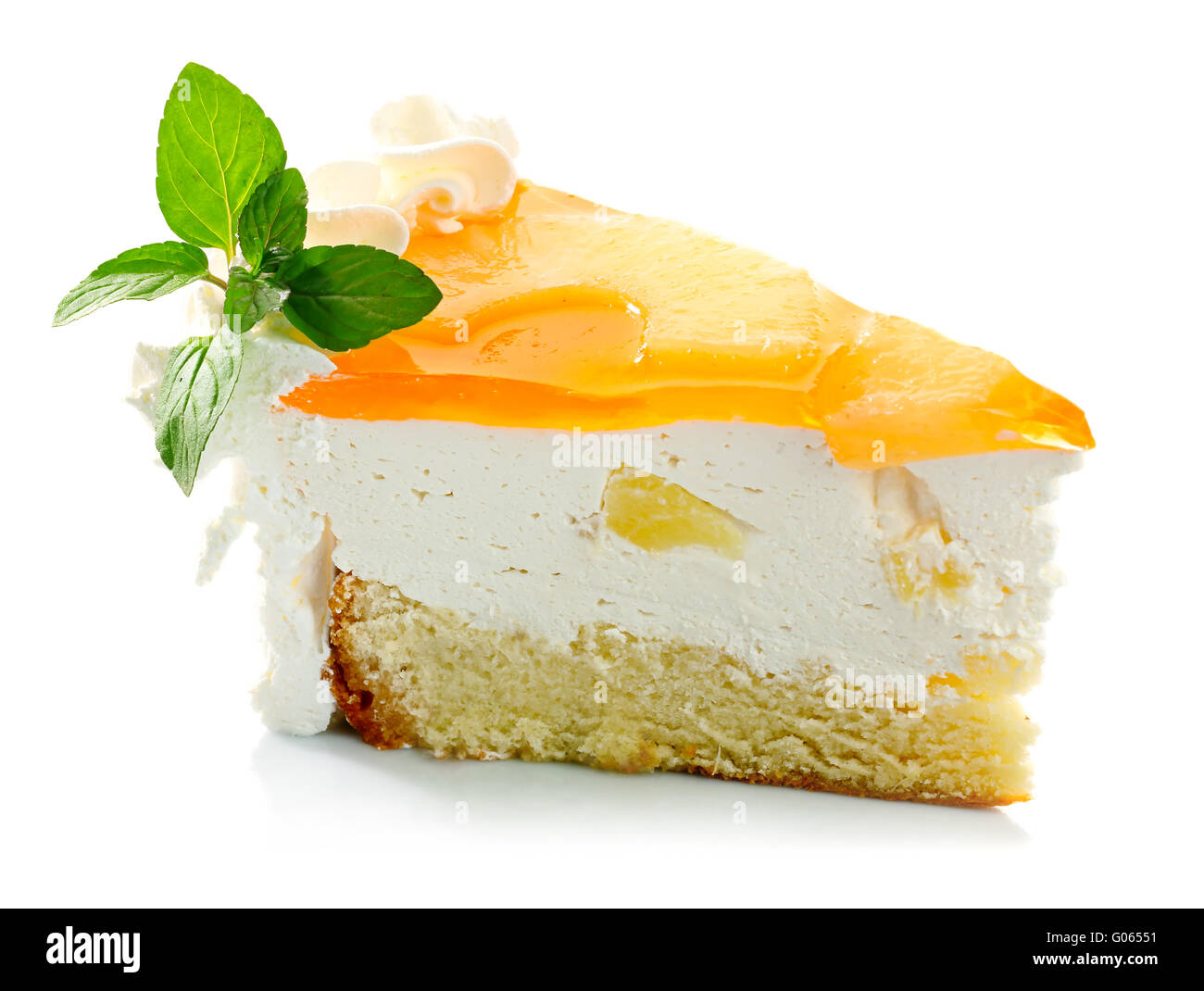 Morceau de gâteau d'ananas et de feuilles de menthe crème isolated Banque D'Images