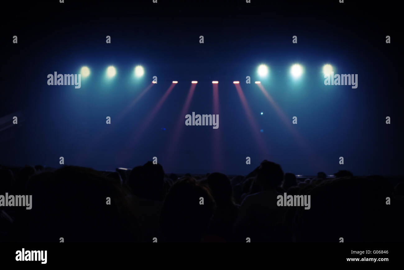 Résumé de l'événement de divertissement arrière-plan. Photo floue de projecteurs éclairage de la scène. Spectateurs regarder la scène Banque D'Images