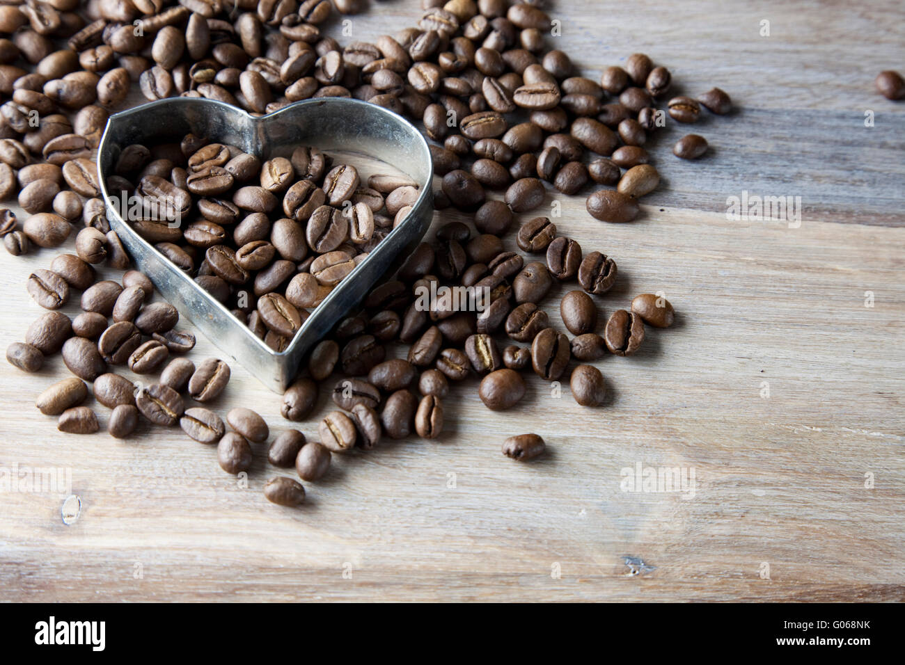 Les grains de café et coeur sur table en bois Banque D'Images