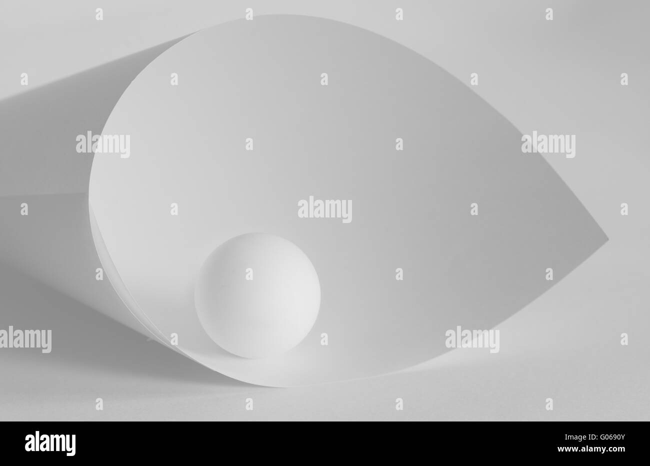 Abstract Still Life with ball et formes de courbe Banque D'Images