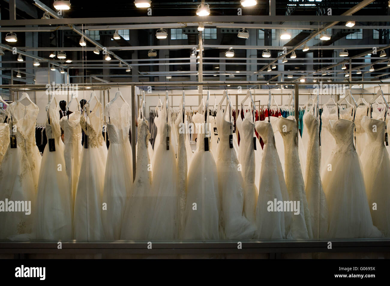 Robes de mariage sont exposées dans un stand au cours de la Barcelona Bridal Week Salon professionnel. Banque D'Images