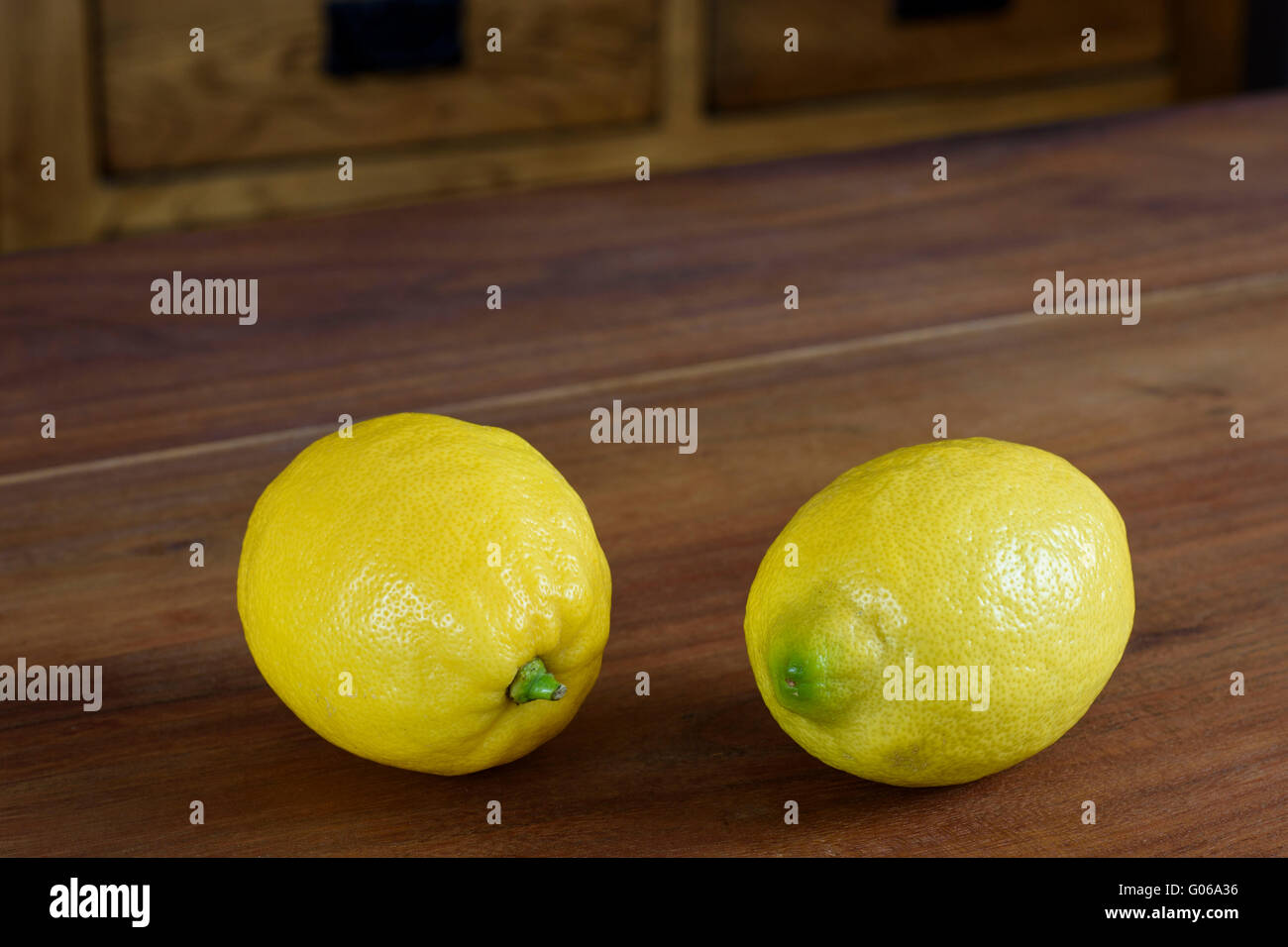 Paire de citrons entiers sur une table en bois haut Banque D'Images