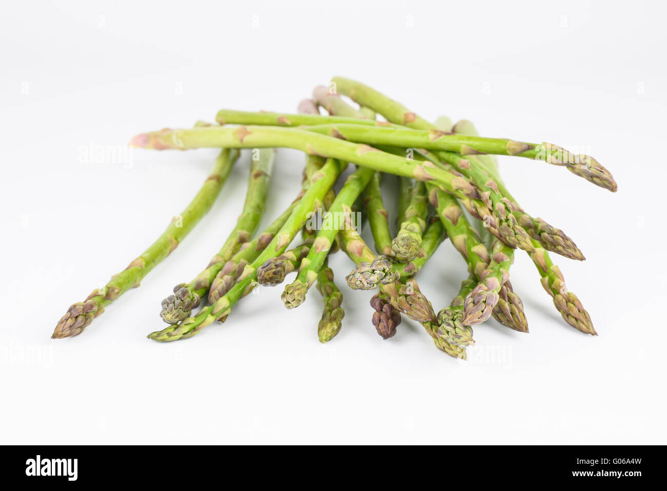 Asperges sur un fond blanc. Banque D'Images