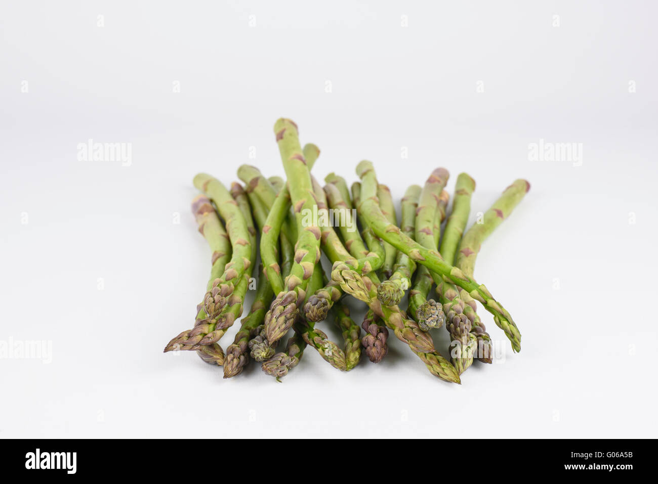 Asperges sur un fond blanc. Banque D'Images
