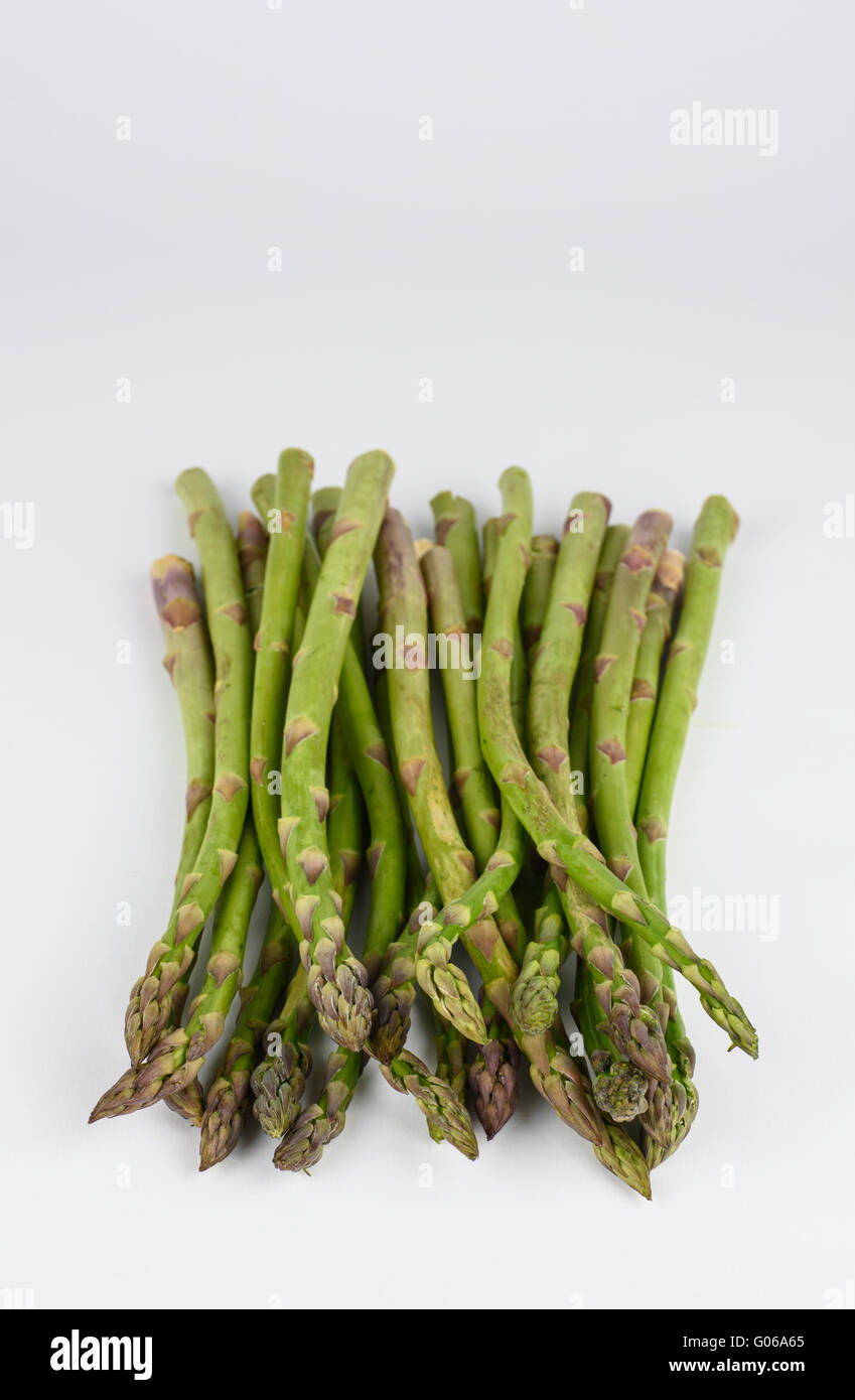 Asperges sur un fond blanc. Banque D'Images