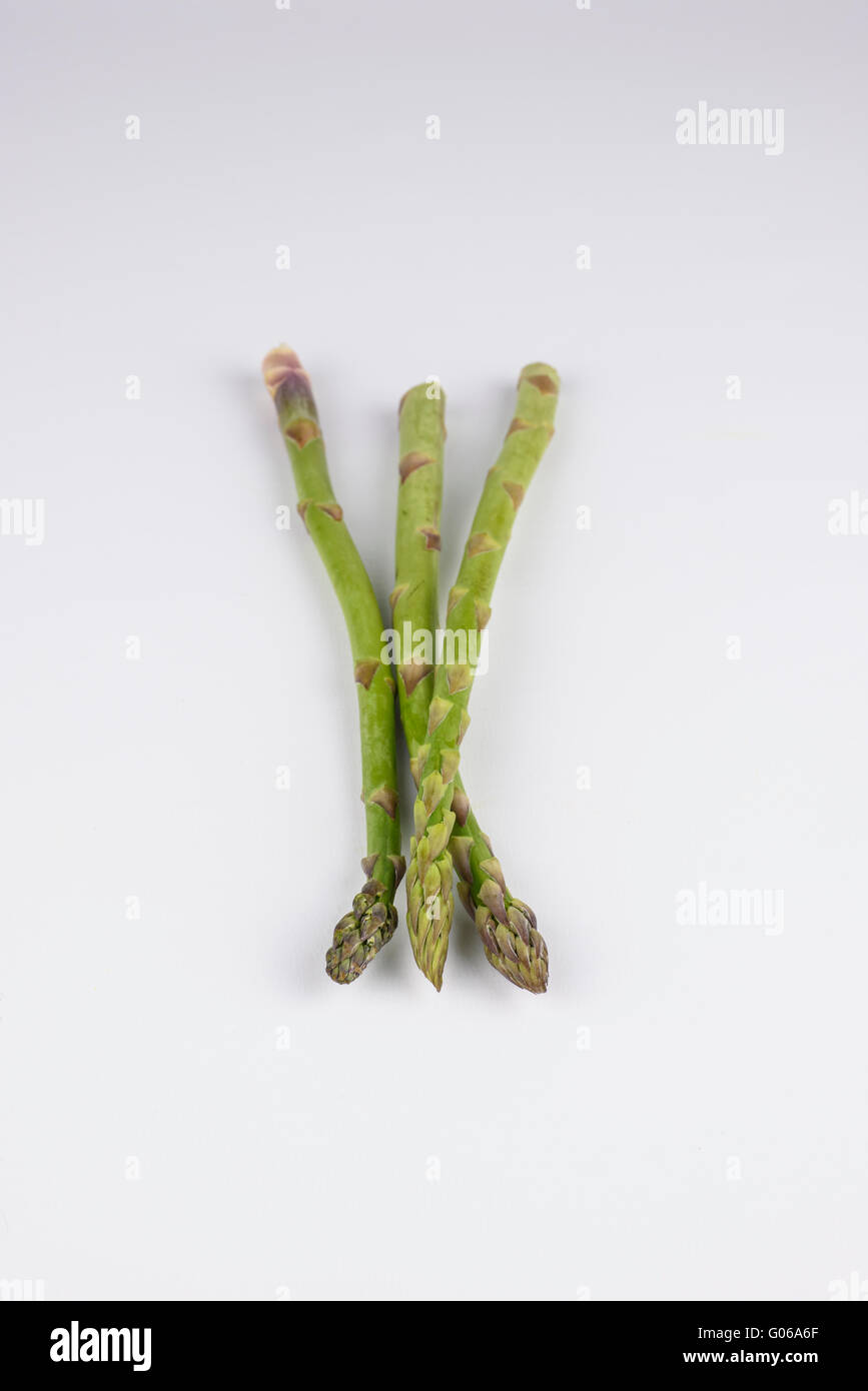 Asperges sur un fond blanc. Banque D'Images