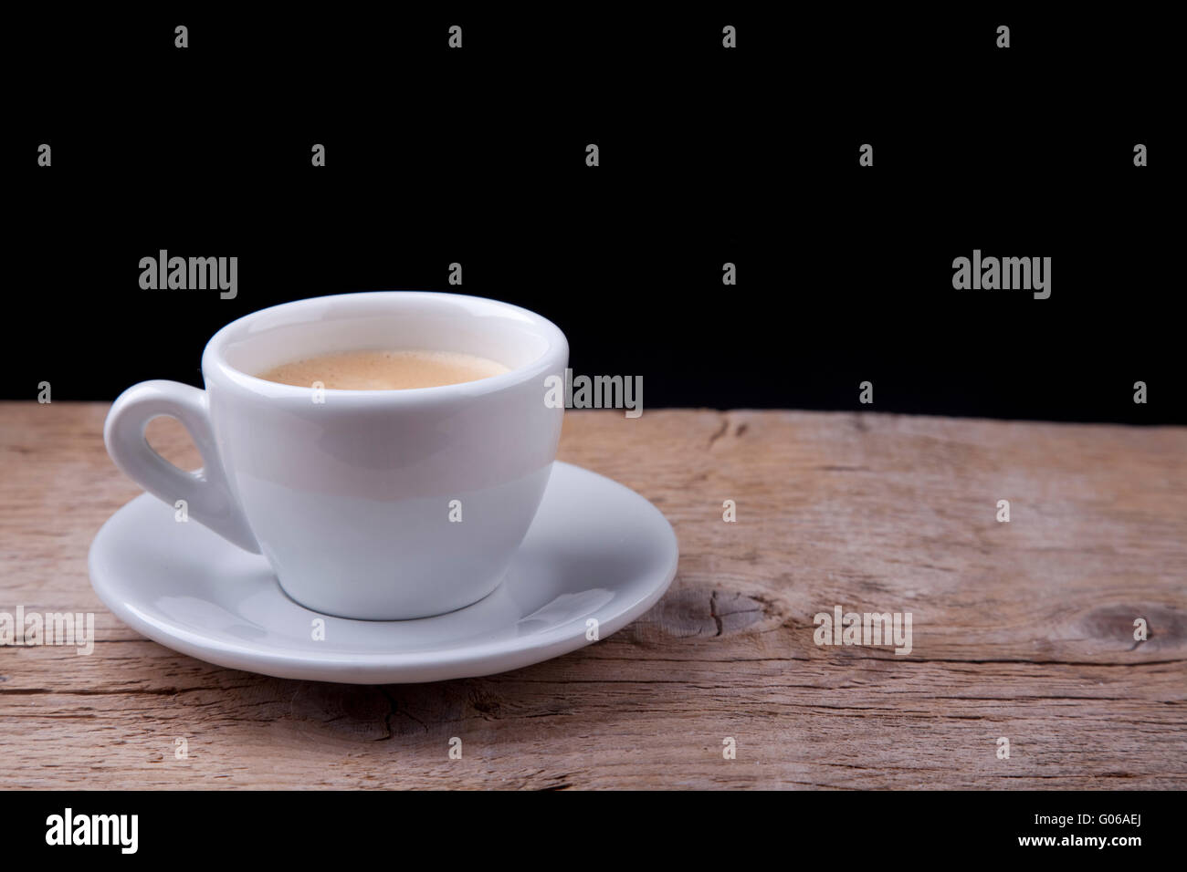 Café chaud dans la tasse blanche cappuchino sur table en bois Banque D'Images