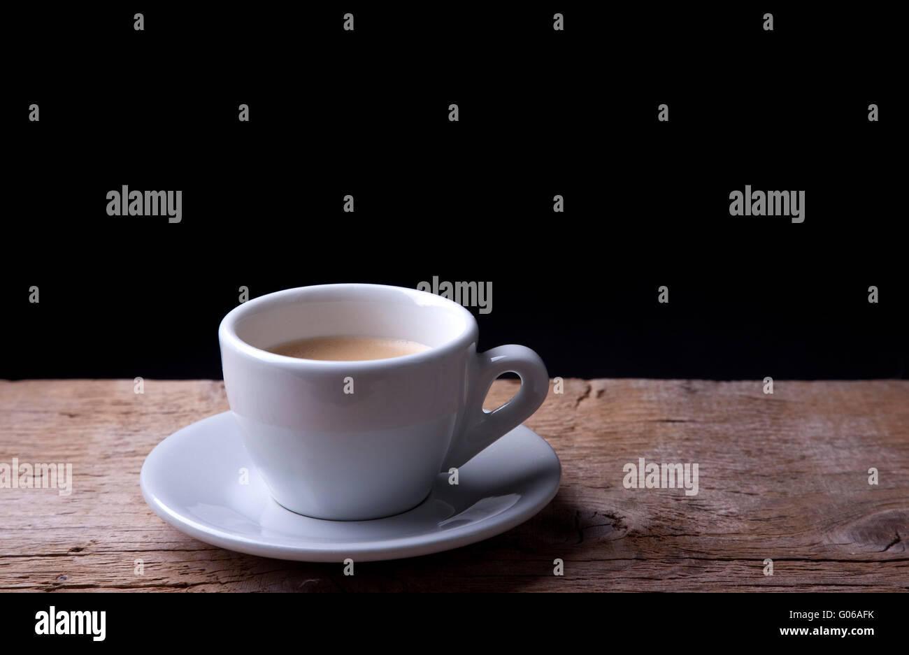 Café chaud dans la tasse blanche cappuchino sur table en bois Banque D'Images