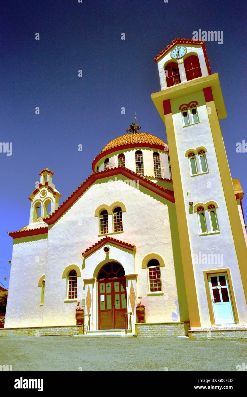 Une église orthodoxe de couleur orange et blanc. Banque D'Images