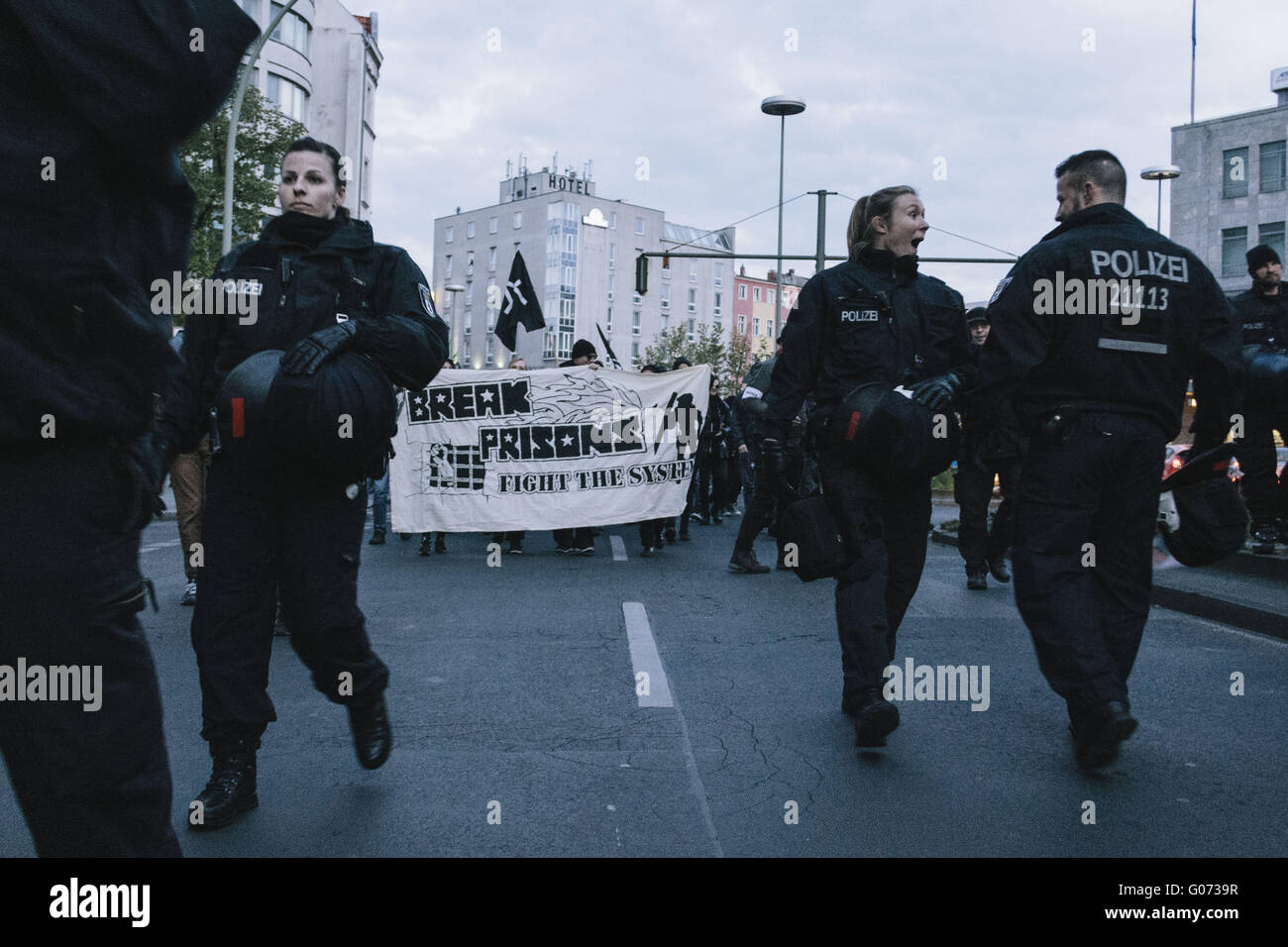 Berlin, Berlin, Allemagne. Apr 29, 2016. Les manifestants pendant le rallye sur 130e anniversaire du massacre de Haymarket en NeukÃ¶lln et Kreuzberg, Berlin. La manifestation est une contre-manifestation à l'assemblée annuelle et MyFest rallye concurrentes sur le premier mai. Crédit : Jan Scheunert/ZUMA/Alamy Fil Live News Banque D'Images