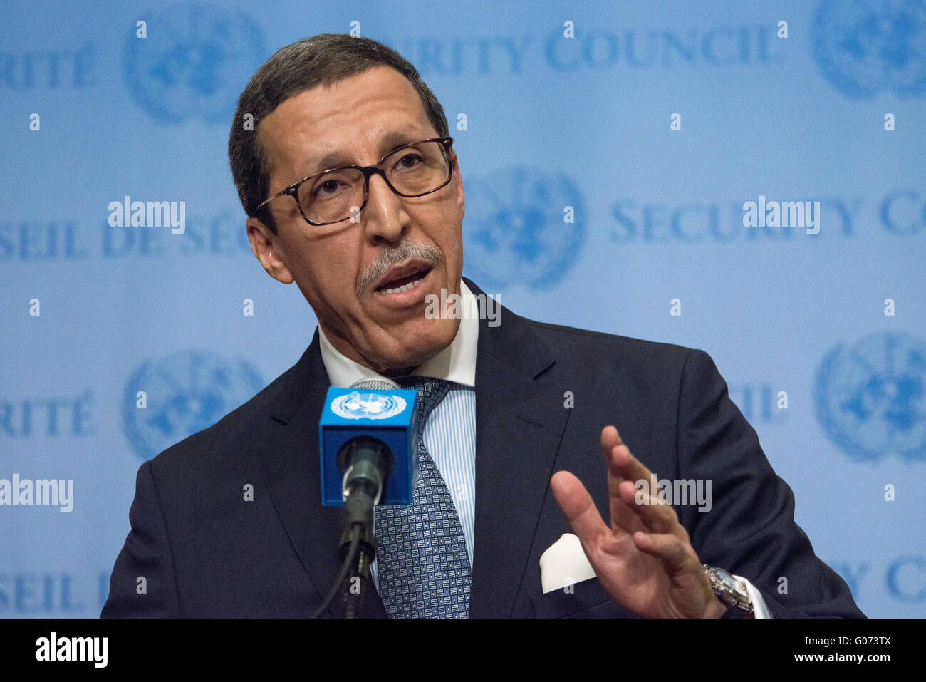 New York, États-Unis. Apr 29, 2016. L'ambassadeur du Maroc à l'ONU Omar Hilale parle à la presse. Suite au renouvellement du mandat de la mission de paix des Nations Unies au Sahara Occidental, l'Ambassadeur Omar Hilale, Représentant permanent du Maroc auprès de l'Organisation des Nations Unies, a parlé avec des journalistes à l'affût du Conseil de sécurité. © Albin Lohr-Jones/Pacific Press/Alamy Live News Banque D'Images