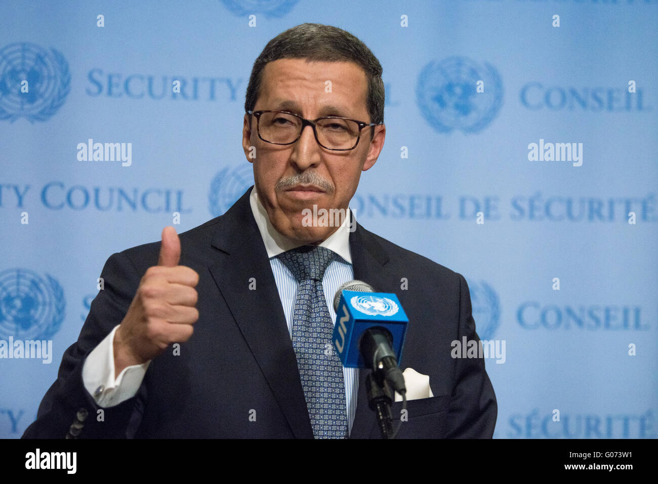 New York, États-Unis. Apr 29, 2016. L'ambassadeur du Maroc à l'ONU Omar Hilale parle à la presse. Suite au renouvellement du mandat de la mission de paix des Nations Unies au Sahara Occidental, l'Ambassadeur Omar Hilale, Représentant permanent du Maroc auprès de l'Organisation des Nations Unies, a parlé avec des journalistes à l'affût du Conseil de sécurité. © Albin Lohr-Jones/Pacific Press/Alamy Live News Banque D'Images