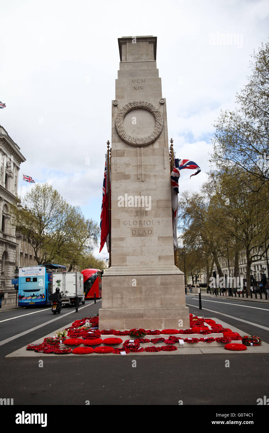 Whitehall, Londres - 29 avril 2016 - La Journée de l'Anzac, couronnes fixées au début de cette semaine au cénotaphe de Whitehall, Londres. Credit : Dinendra Haria/Alamy Live News Banque D'Images