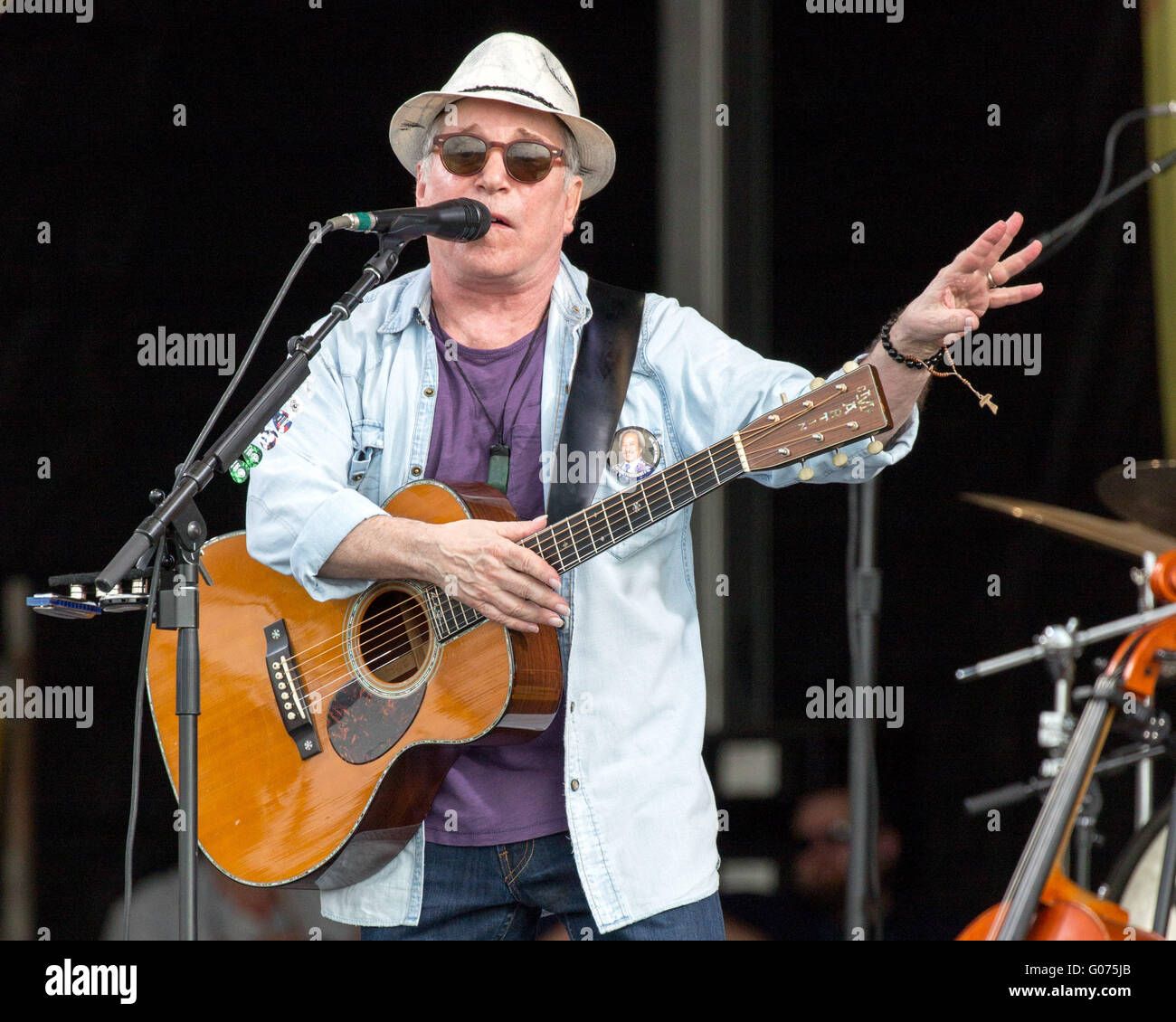 La Nouvelle-Orléans, Louisiane, Etats-Unis. Apr 29, 2016. PAUL SIMON musicien il se produit au cours de la New Orleans Jazz & Heritage Festival à Fair Grounds Race Course à la Nouvelle Orléans, Louisiane Crédit : Daniel DeSlover/ZUMA/Alamy Fil Live News Banque D'Images