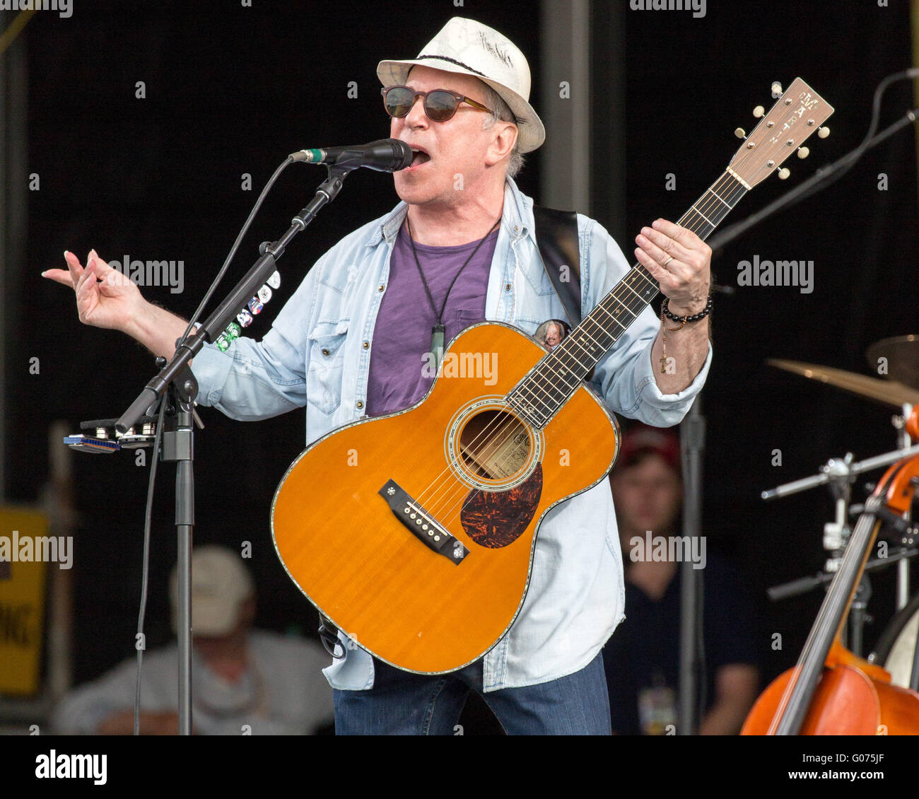 La Nouvelle-Orléans, Louisiane, Etats-Unis. Apr 29, 2016. PAUL SIMON musicien il se produit au cours de la New Orleans Jazz & Heritage Festival à Fair Grounds Race Course à la Nouvelle Orléans, Louisiane Crédit : Daniel DeSlover/ZUMA/Alamy Fil Live News Banque D'Images