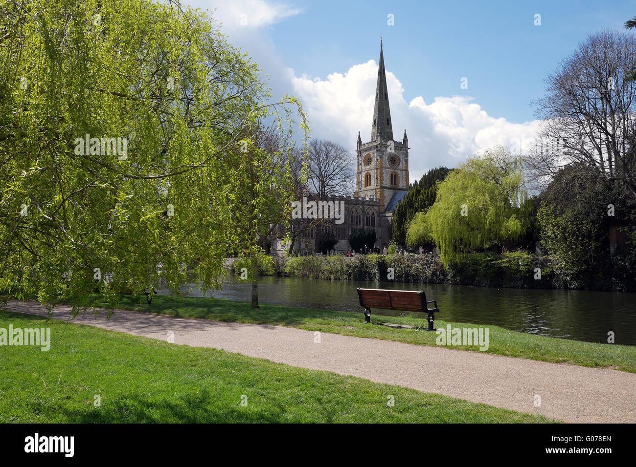 Stratford-upon-Avon, Angleterre, Royaume-Uni ; 30 avril 2016. Une belle journée pour être près de la rivière Avon, à l'église Holy Trinity à l'arrière-plan. Crédit : Andrew Lockie/Alamy Live News Banque D'Images