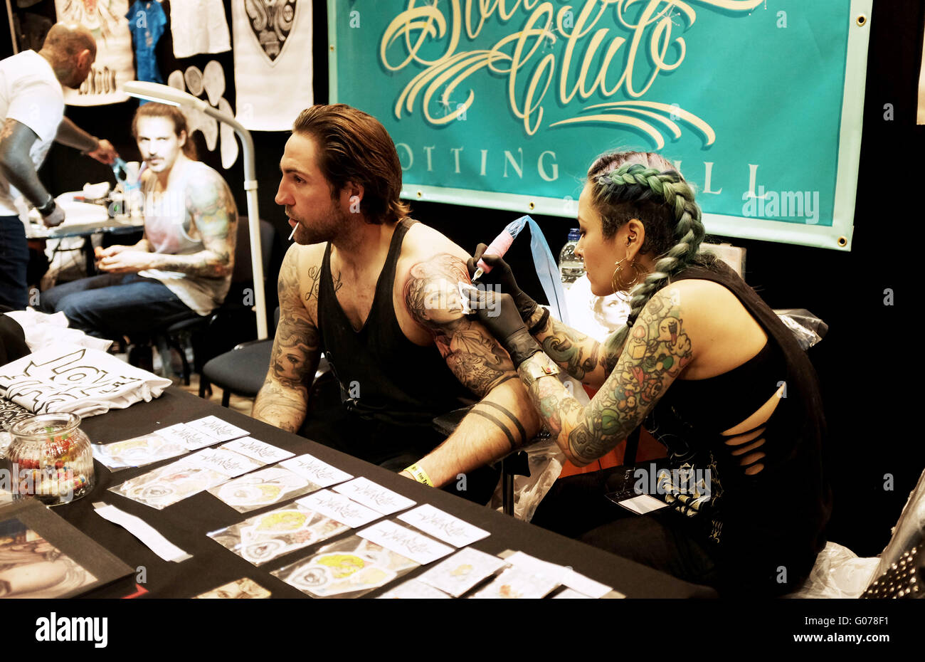 Brighton UK 30 avril 2016 - à l'œuvre à la 9e Convention de Tatouage de Brighton s'est tenue dans le centre de Brighton Crédit : ce week-end Simon Dack/Alamy Live News Banque D'Images