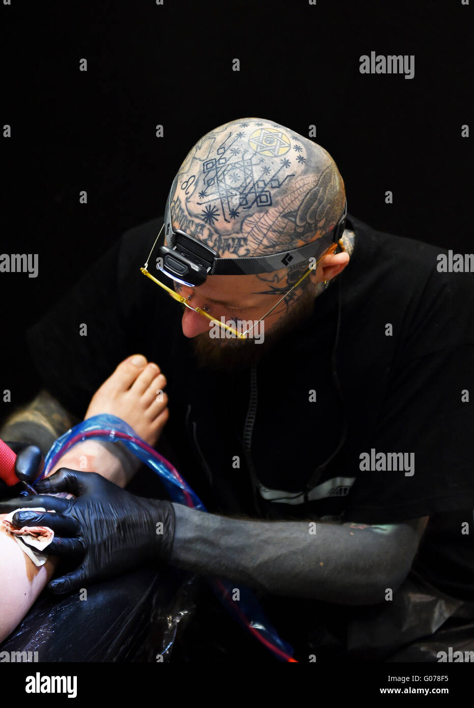 Brighton UK 30 avril 2016 - Tattoo artiste travaillant à la 9ème Convention de Tatouage de Brighton annuel tenu à la Brighton Centre ce week-end Crédit : Simon Dack/Alamy Live News Banque D'Images
