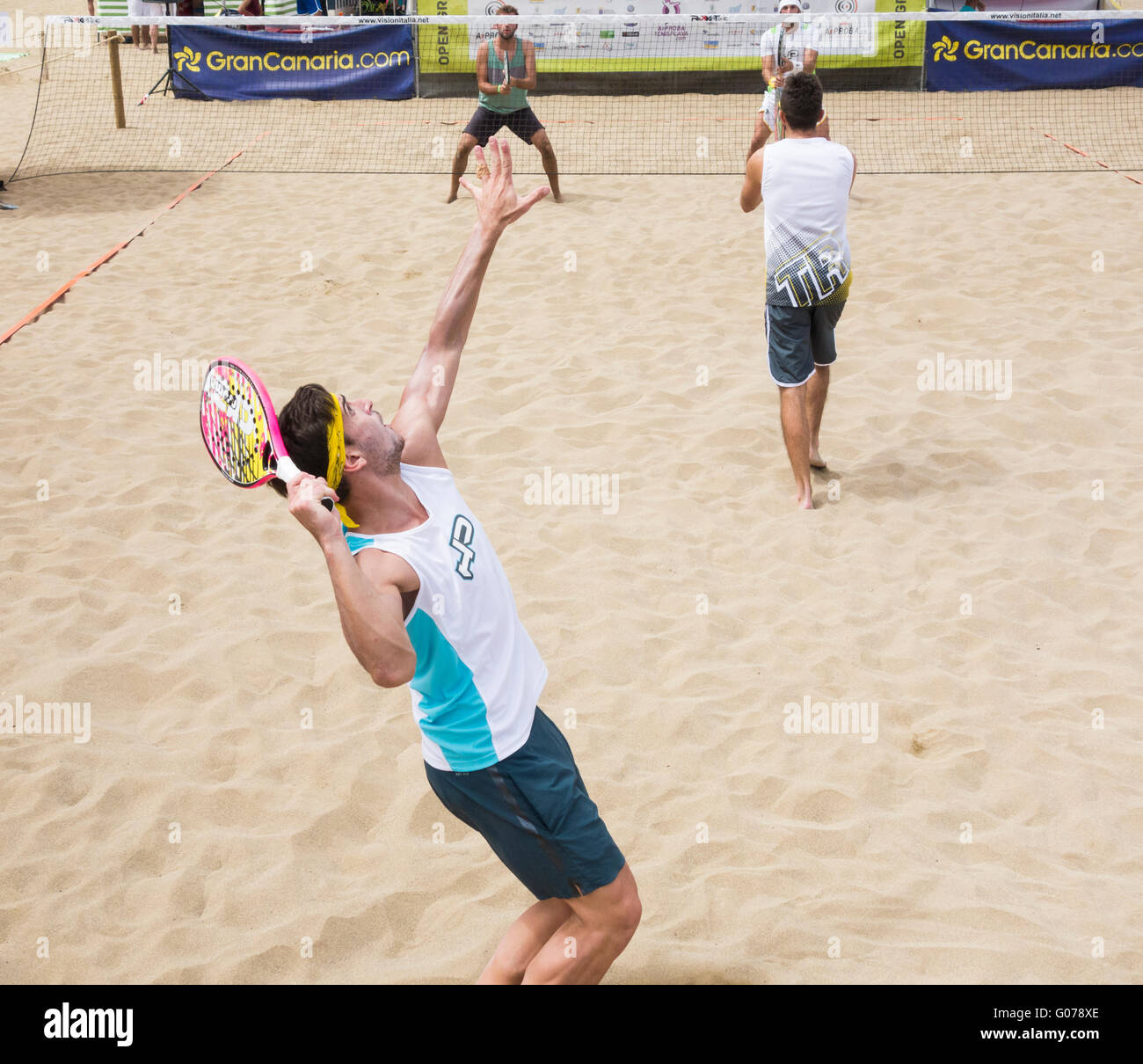 Soleil à Las Palmas, Gran Canaria, Îles Canaries, Espagne, le 30 avril 2016. Météo : Les premiers joueurs de beach tennis week-end au tournoi international sur la plage de Las Canteras à Las Palmas, la capitale de Gran Canaria Crédit : Alan Dawson News/Alamy Live News Banque D'Images