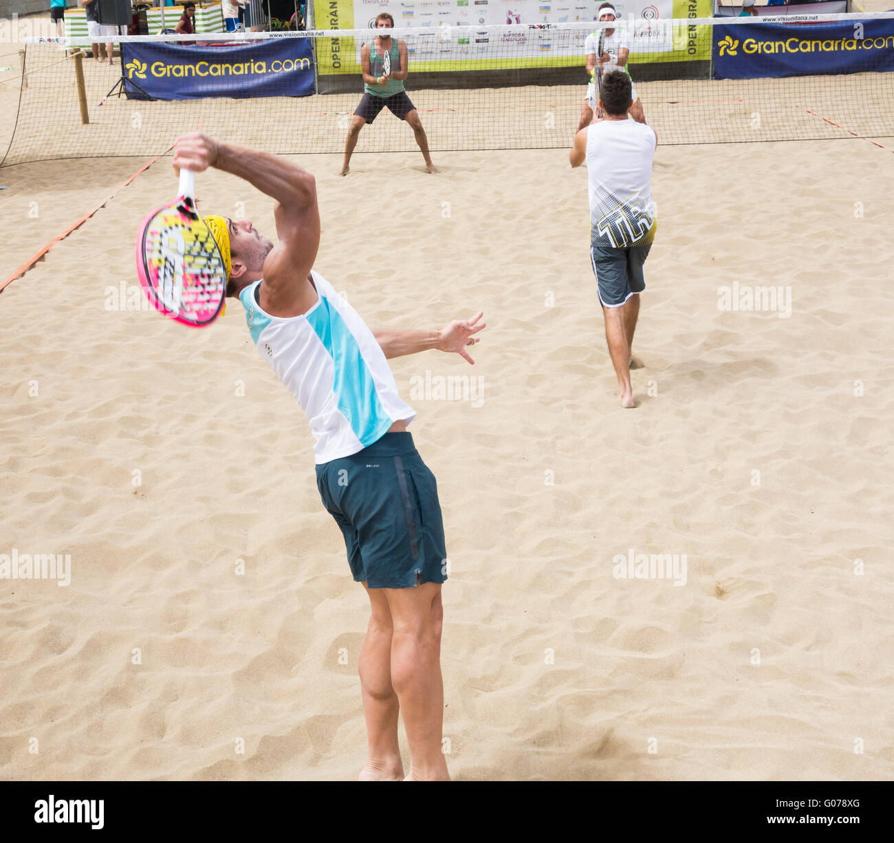 Soleil à Las Palmas, Gran Canaria, Îles Canaries, Espagne, le 30 avril 2016. Météo : Les premiers joueurs de beach tennis week-end au tournoi international sur la plage de Las Canteras à Las Palmas, la capitale de Gran Canaria Crédit : Alan Dawson News/Alamy Live News Banque D'Images