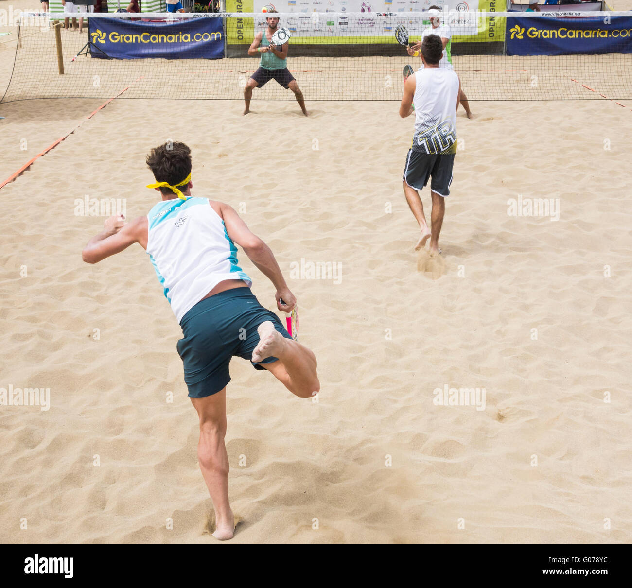 Soleil à Las Palmas, Gran Canaria, Îles Canaries, Espagne, le 30 avril 2016. Météo : Les premiers joueurs de beach tennis week-end au tournoi international sur la plage de Las Canteras à Las Palmas, la capitale de Gran Canaria Crédit : Alan Dawson News/Alamy Live News Banque D'Images