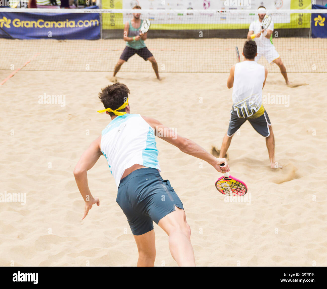 Soleil à Las Palmas, Gran Canaria, Îles Canaries, Espagne, le 30 avril 2016. Météo : Les premiers joueurs de beach tennis week-end au tournoi international sur la plage de Las Canteras à Las Palmas, la capitale de Gran Canaria Crédit : Alan Dawson News/Alamy Live News Banque D'Images