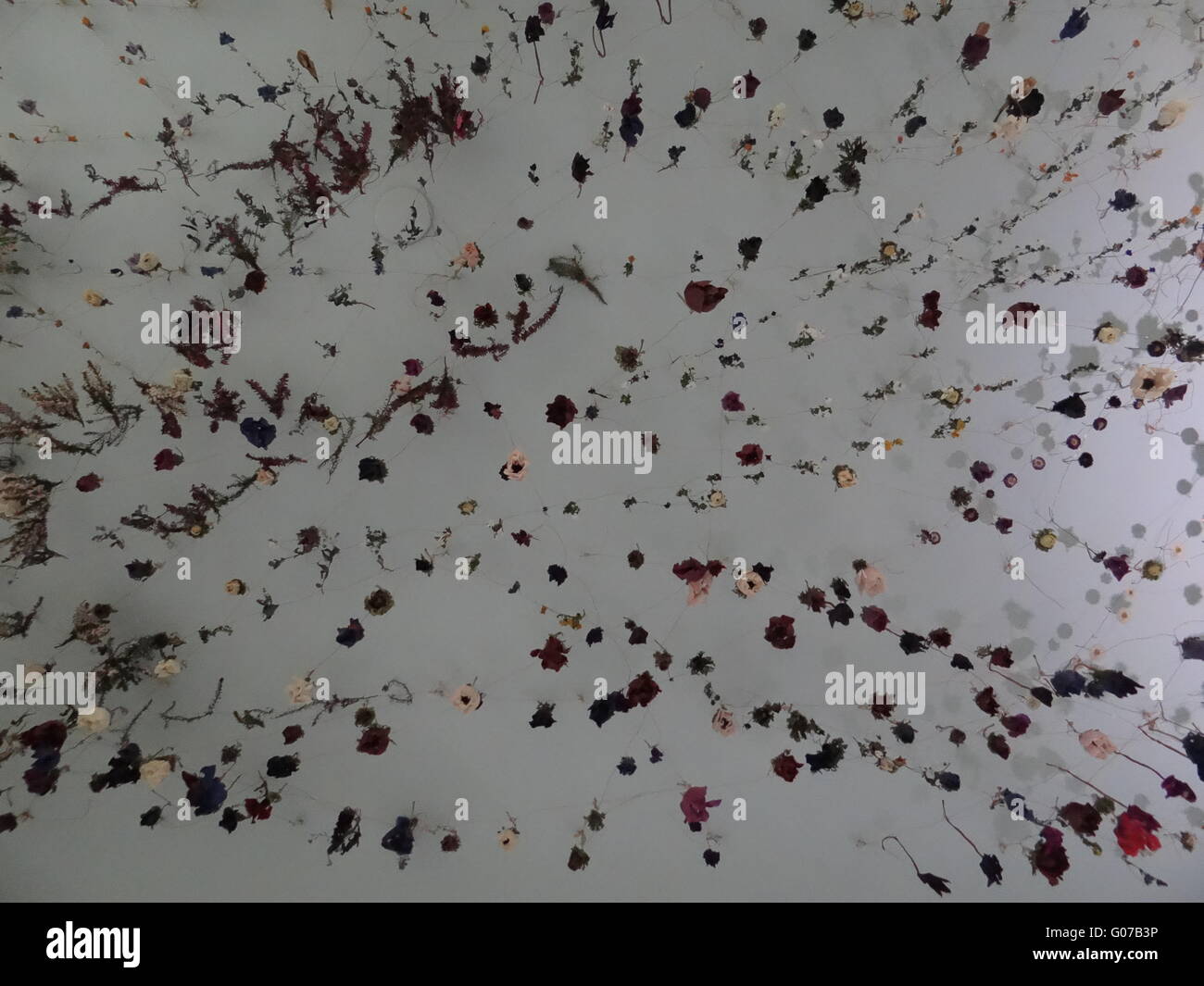 Londres, Royaume-Uni. 30 avril, 2016. Première fleur l'installation dans la ville de Londres "La Ville Jardin" créé par Rebecca Louise Droit dans Banque D'Images