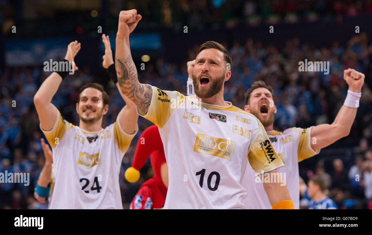 Hambourg, Allemagne. Apr 30, 2016. Magdeburg's Michael Haass (l-r), Fabian van Olphen et Jacob Bagersted célébrer la place en finale après la DHB semi-finales match de hand entre Bergischer HC et SC Magdeburg à Barclaycard Arena de Hambourg, Allemagne, 30 avril 2016. PHOTO : LUKAS SCHULZE/apd H/dpa/Alamy Live News Banque D'Images