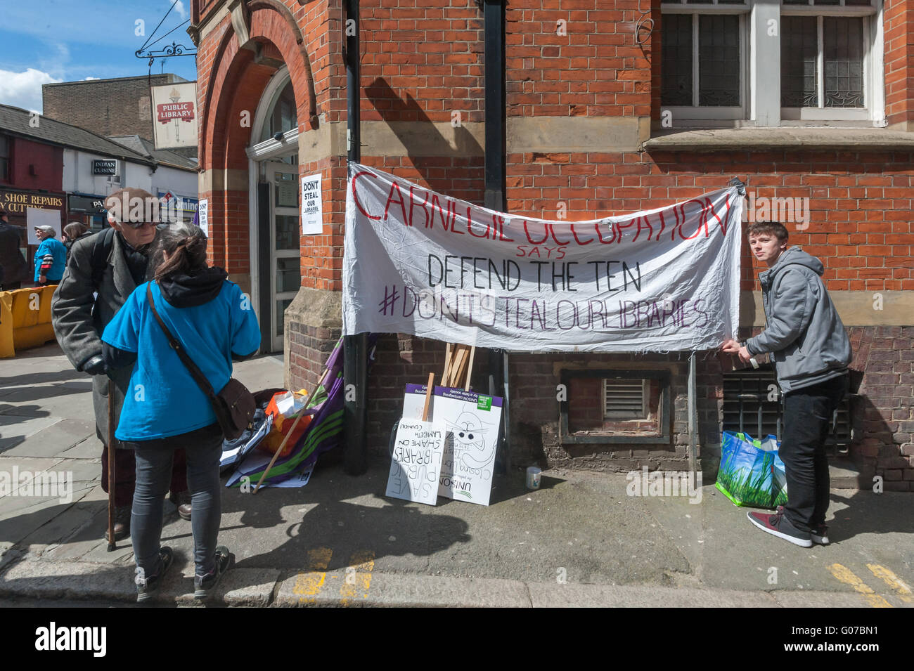 Londres, Royaume-Uni. 30 avril, 2016. Les militants à l'Upper Norwood bibliothèque avec une forme de bannière la bibliothèque Carnegie de l'occupation contre la fin de ce service public vital de Lambeth la demande de renoncer à son plan destructeur de fermer dix bibliothèques. La bibliothèque, sur la frontière de Lambeth/Croydon et financé conjointement, est remis à la partie supérieure de la bibliothèque d'Norwood de fonctionner comme un centre communautaire. La pression des manifestants a conduit à l'accord du conseil d'un membre du personnel pour une période de transition, mais la bibliothèque compte actuellement cinq employés professionnels. Peter Marshall/Alamy Live News Banque D'Images