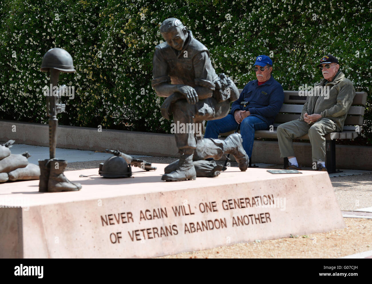 Albuquerque, NM, USA. Apr 30, 2016. De gauche à droite Dee Friesen (69-70) de l'USAF et Lowell peu (USAF-70-) partagent un banc en tant qu'ils se tournent vers la statue commémorant la guerre du Vietnam où ils ont tous deux servi. Ce monument en bronze représente un soldat de dire au revoir à son copain. Domaine de la Croix est faite à l'aide d'un casque, un fusil, et une paire de bottes, et est un rappel brutal de la perte de son ami. L'artiste est George Salas, un vétéran du Vietnam.Samedi, Avril. 30, 2016. © Jim Thompson/Albuquerque Journal/ZUMA/Alamy Fil Live News Banque D'Images