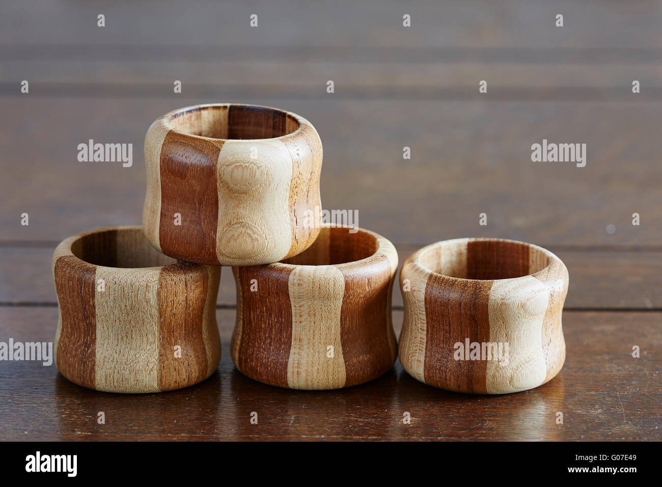 Quatre ronds en bois sur une table Banque D'Images