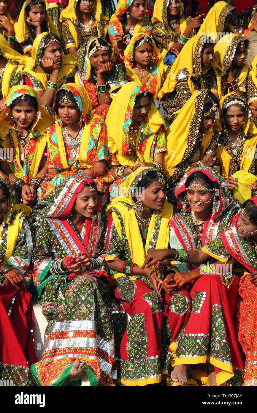 Groupe de filles indiennes dans une tenue ethnique coloré Banque D'Images