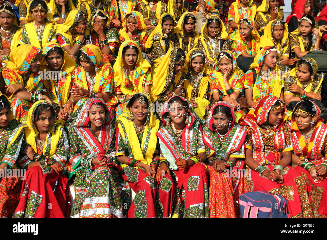 Groupe de filles indiennes dans une tenue ethnique coloré Banque D'Images