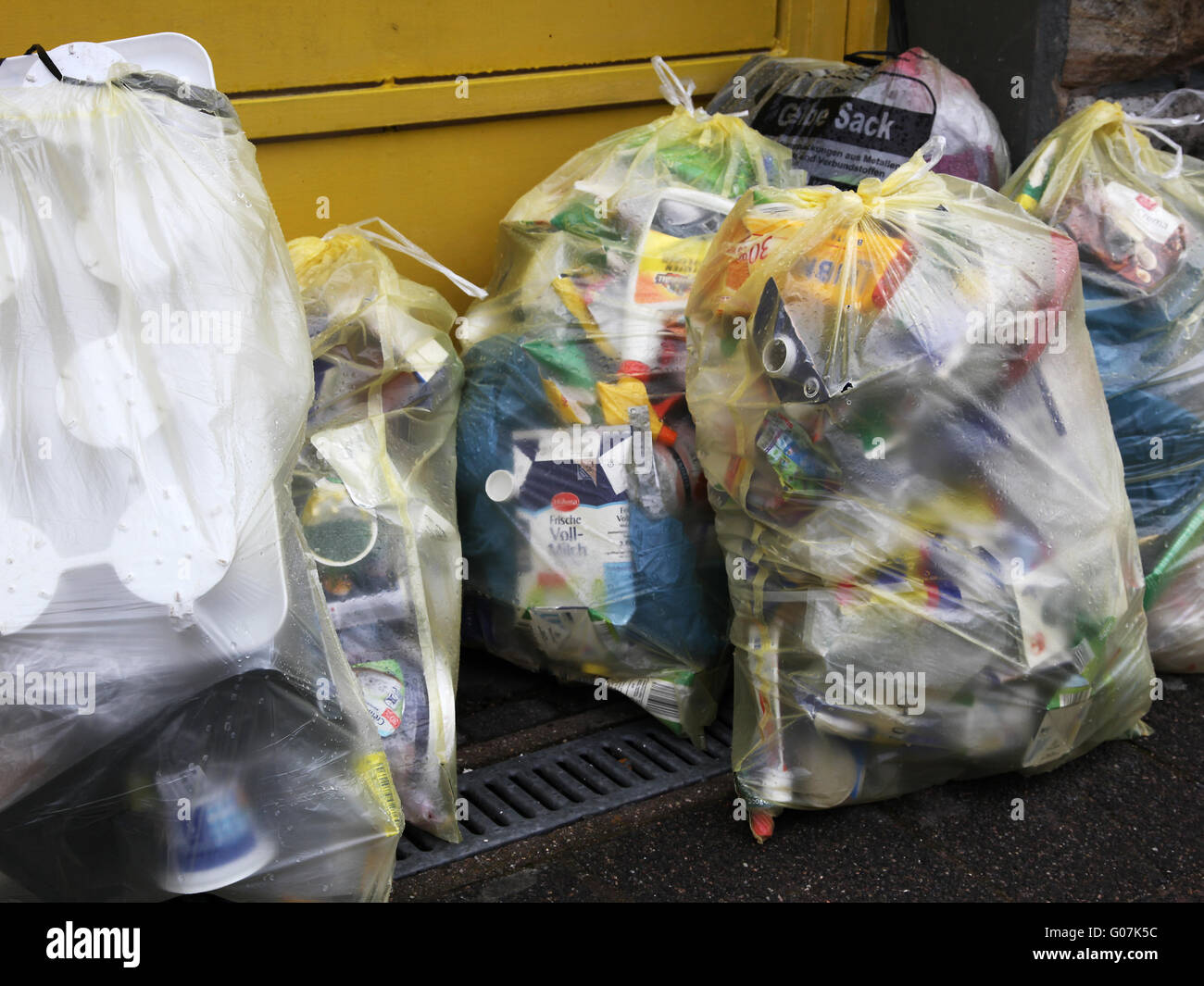 Les sacs jaunes avec les ordures et déchets Banque D'Images