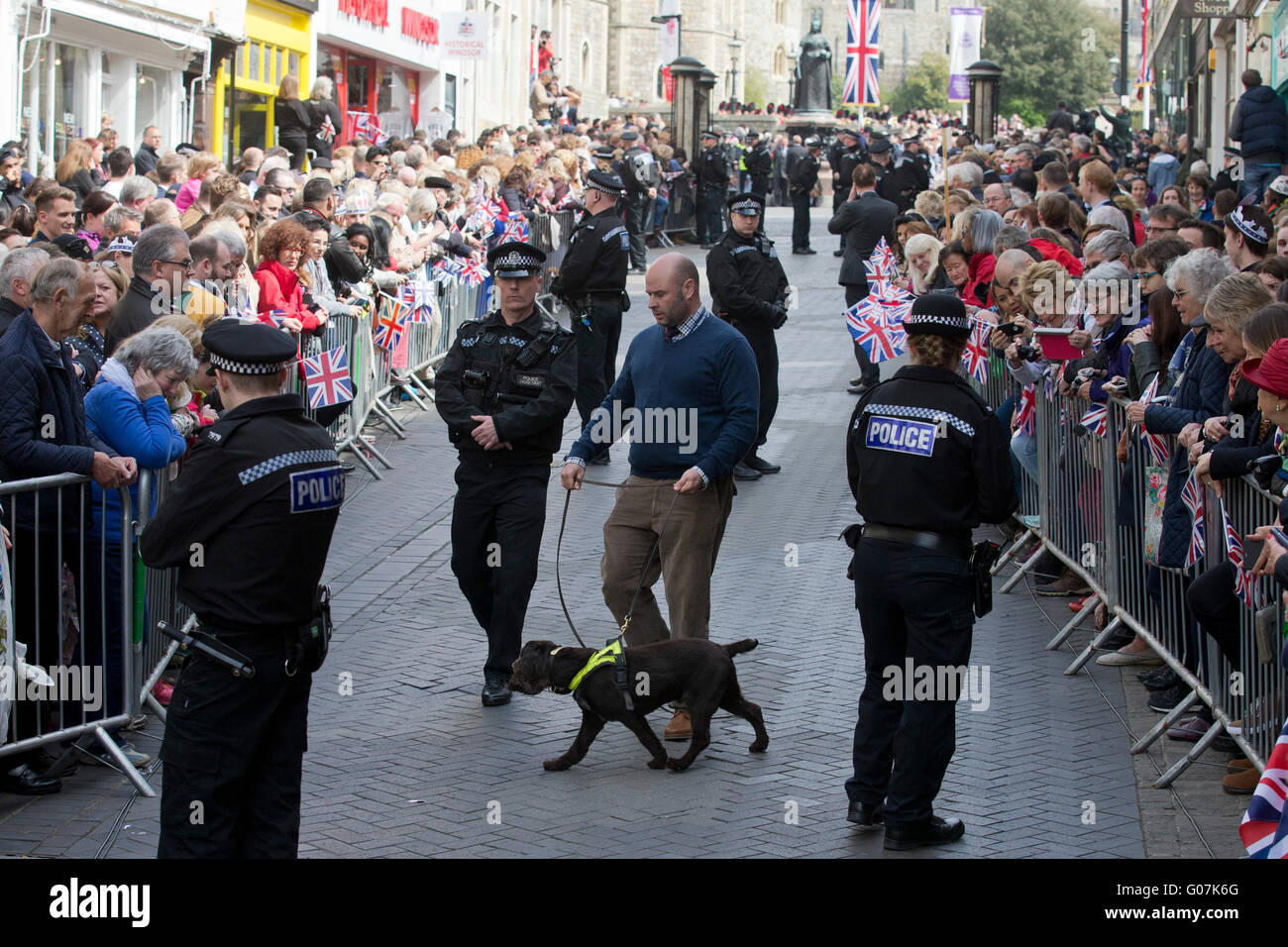 Garder la police veille sur la foule rassemblée pour voir la reine Elizabeth II à Windsor. 2016. Banque D'Images