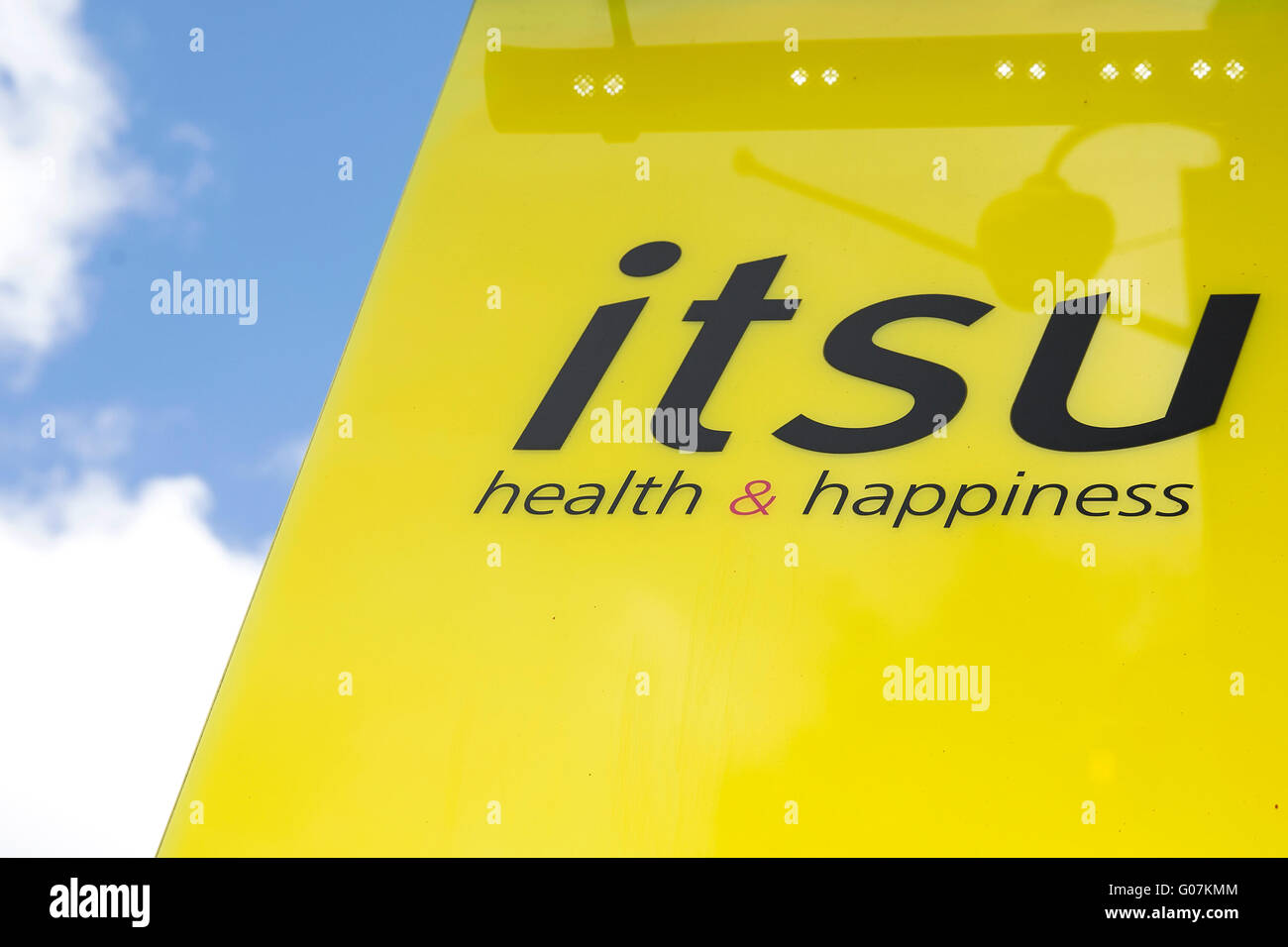 Signe de l'ITSU est considéré sur le Strand, au centre de Londres. Avril 2016. UK. Banque D'Images Signe de l'ITSU est considéré sur le Strand, au centre de Londres. Avril 2016. UK. Banque D'Images