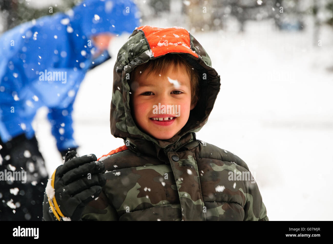 Jeune garçon dans la neige. Banque D'Images