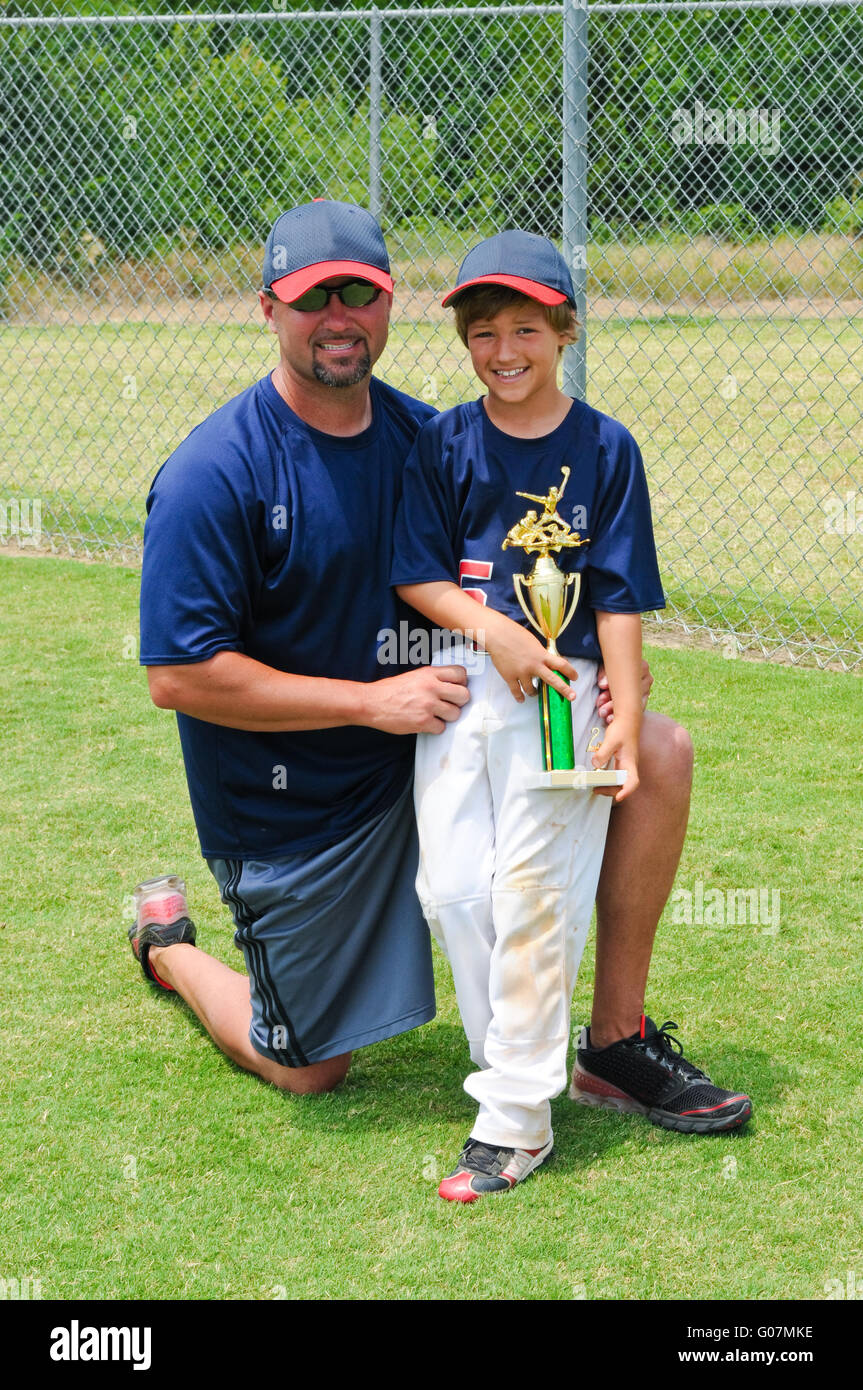 Père et fils joueur de baseball avec trophée. Banque D'Images