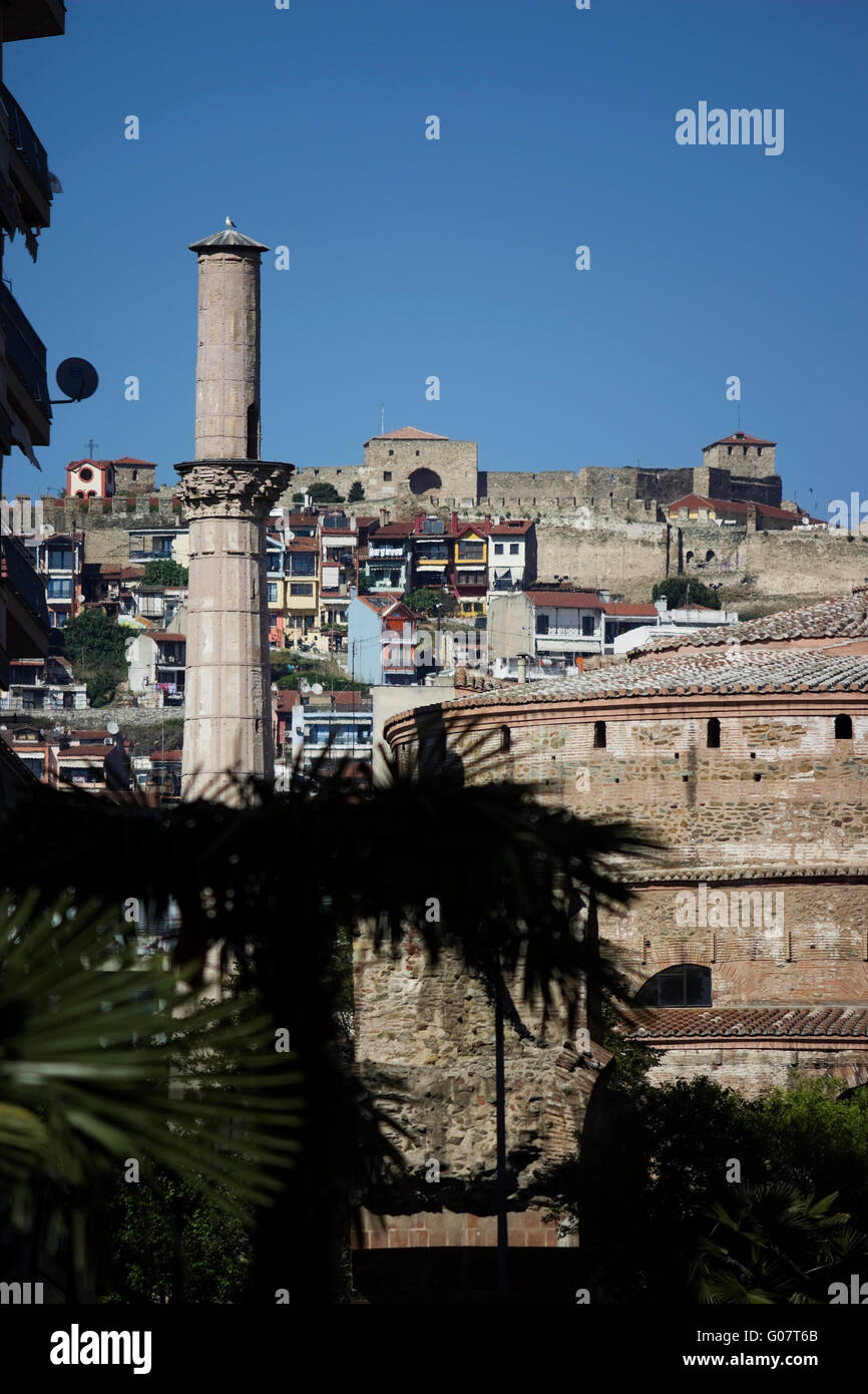 La coupole de la rotonde, minaret, mosquée forteresse Heptapyrgion (Yedi kule) à Ano Poli du district et de ses appartements.Thessalonique, Grèce Banque D'Images